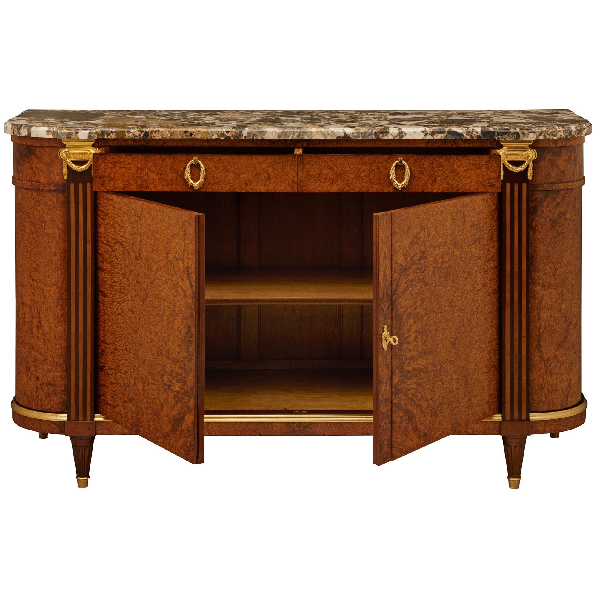 Französisches Buffet aus Ahorn, Mahagoni, Goldbronze und Baixas-Marmor aus dem 19. Jahrhundert, von Linke (Louis XVI.) im Angebot