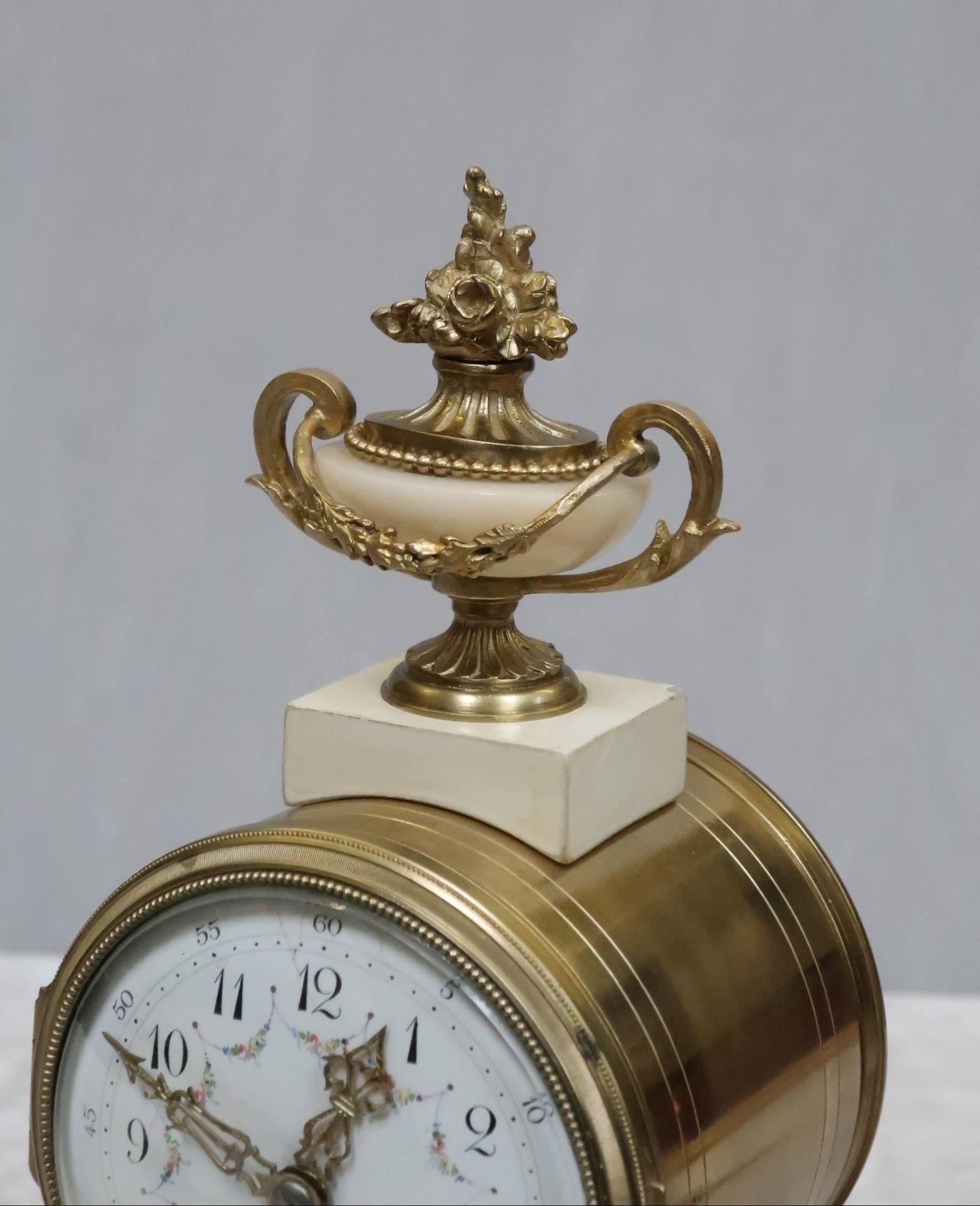 French 19th Century Marble and Bronze Gilt Mantel Clock For Sale 1