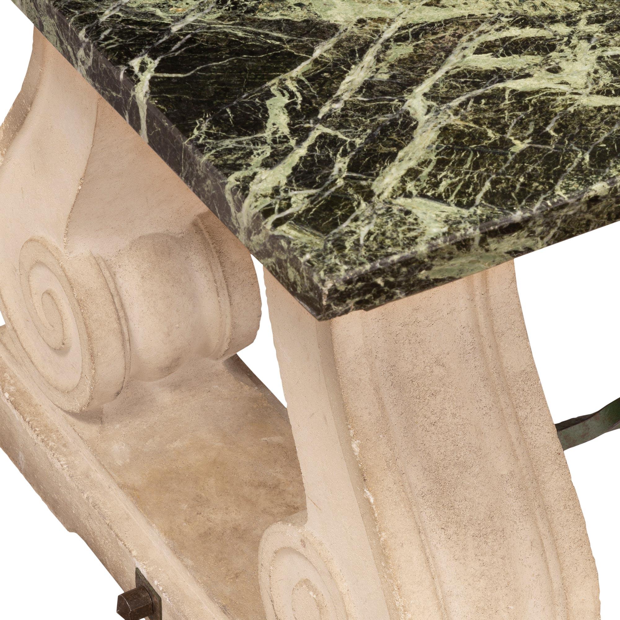 XIXe siècle Table centrale française du 19ème siècle en marbre et pierre calcaire en vente