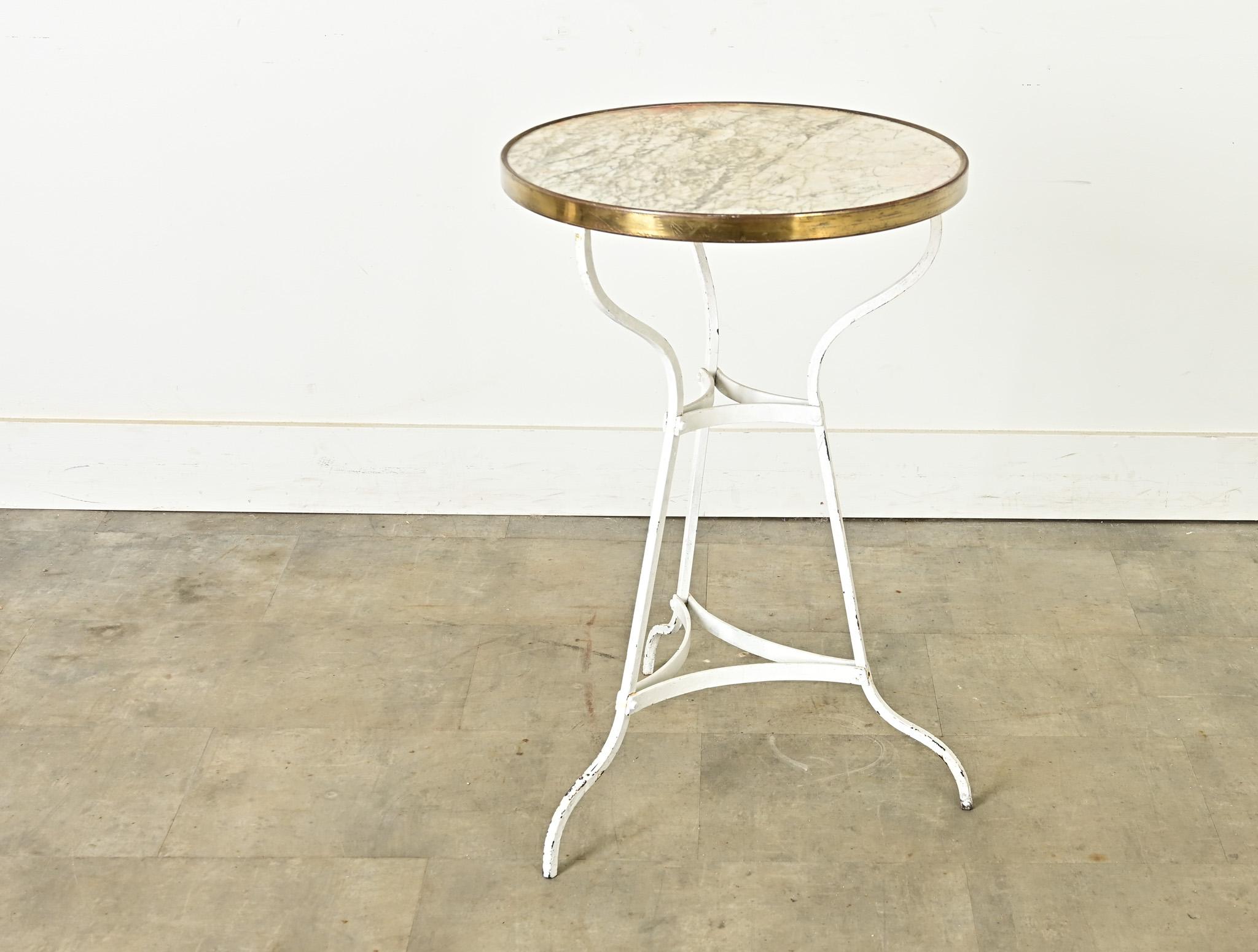 Table de bistrot ronde en marbre de France, datant de la fin du 19e siècle, qui fera une merveilleuse table d'appoint dans votre jardin ou votre cuisine. Pouvant accueillir confortablement deux personnes autour d'un verre ou d'un café, il est doté