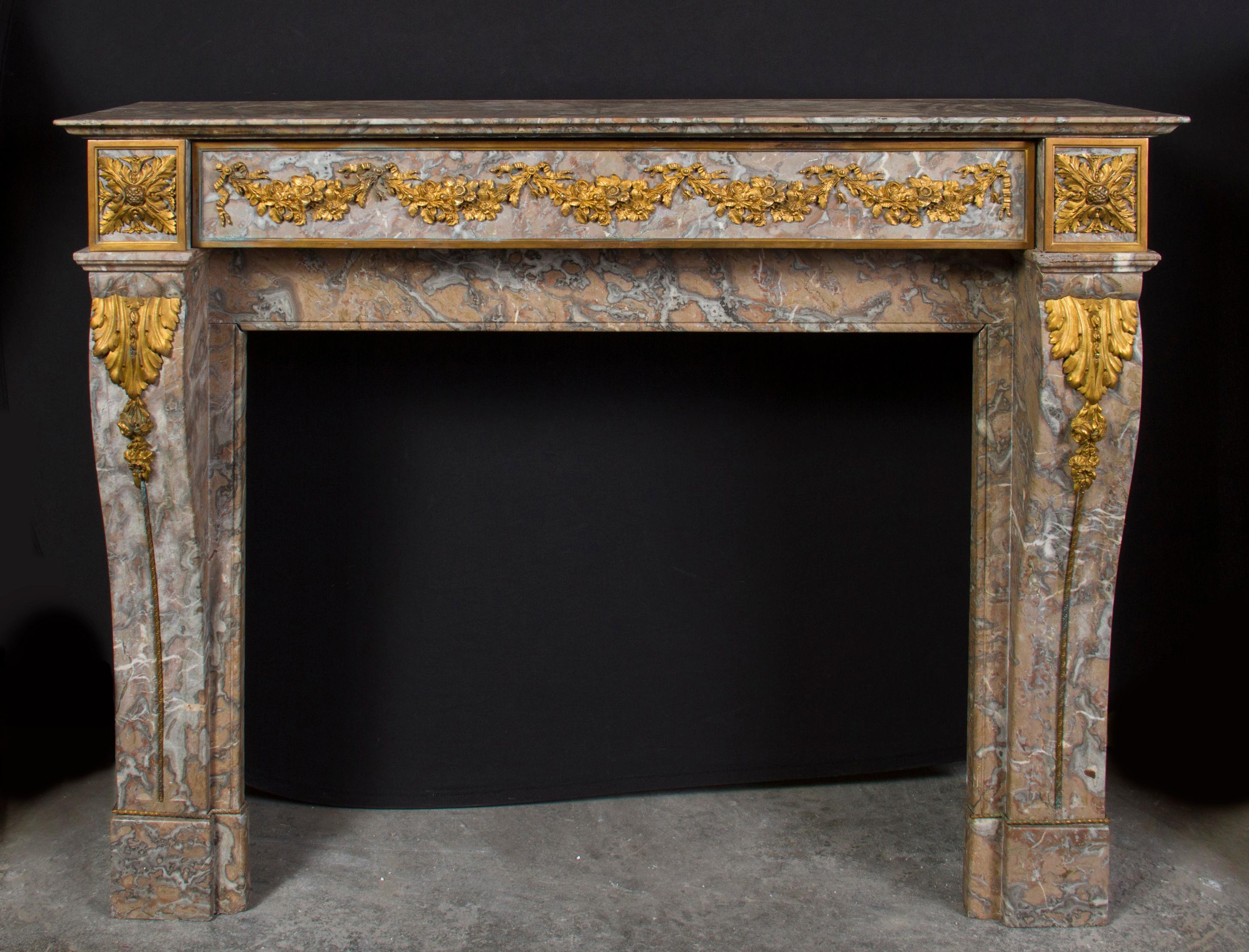 Mantello in marmo francese del XIX secolo con supporti in bronzo dorato In condizioni buone in vendita a New Orleans, LA