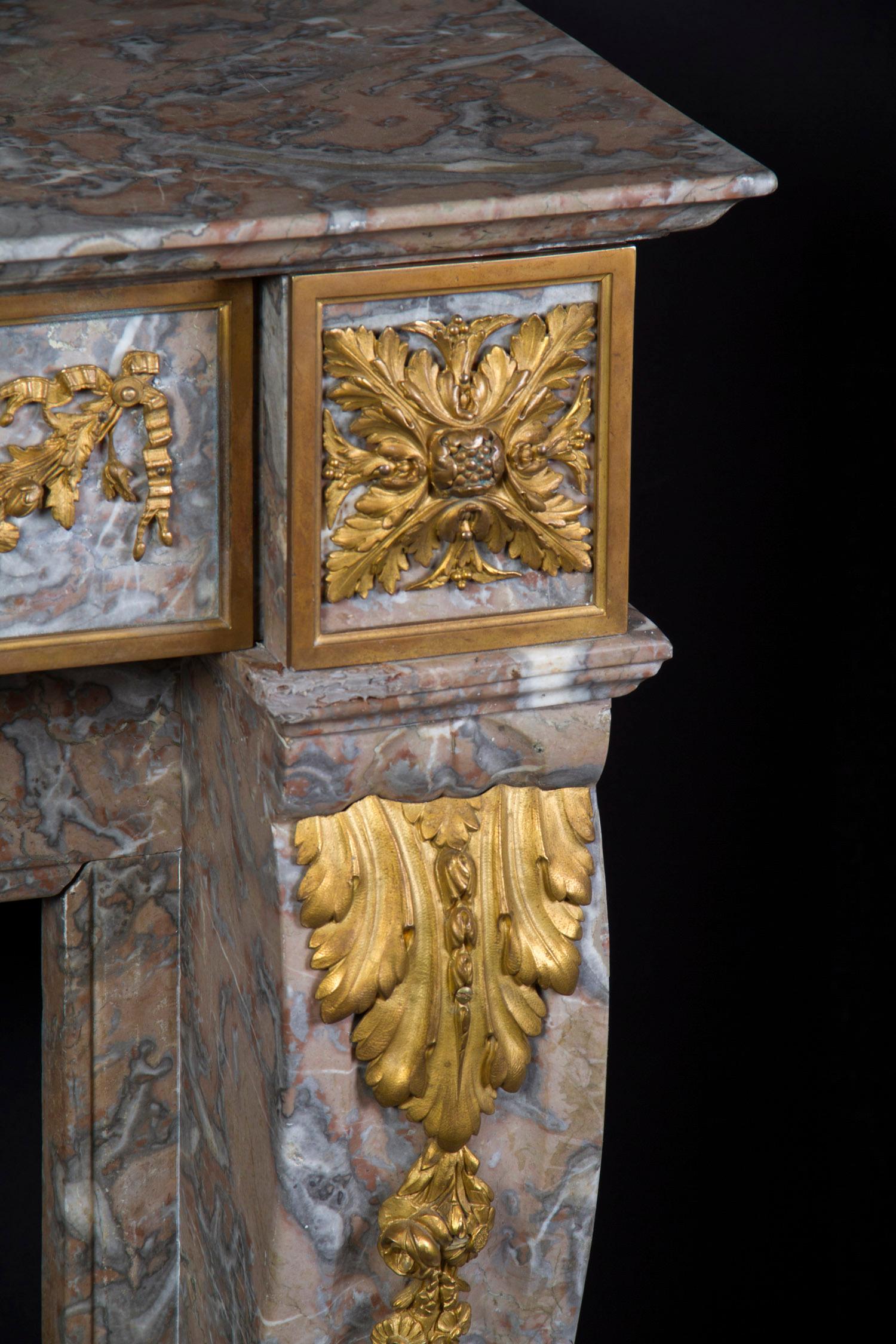 Bronzo Mantello in marmo francese del XIX secolo con supporti in bronzo dorato in vendita