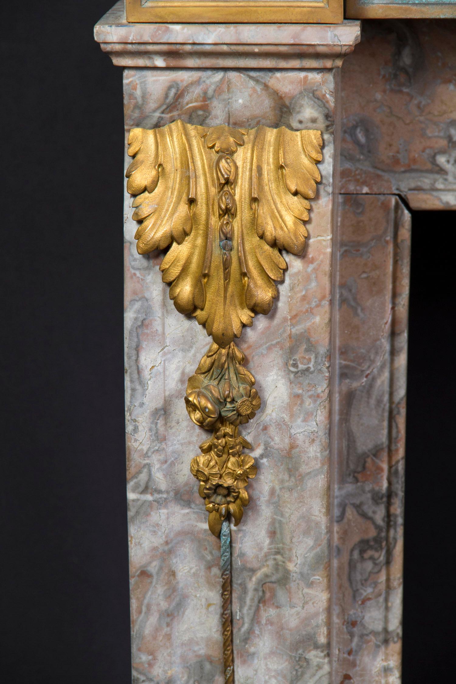 Mantello in marmo francese del XIX secolo con supporti in bronzo dorato in vendita 1
