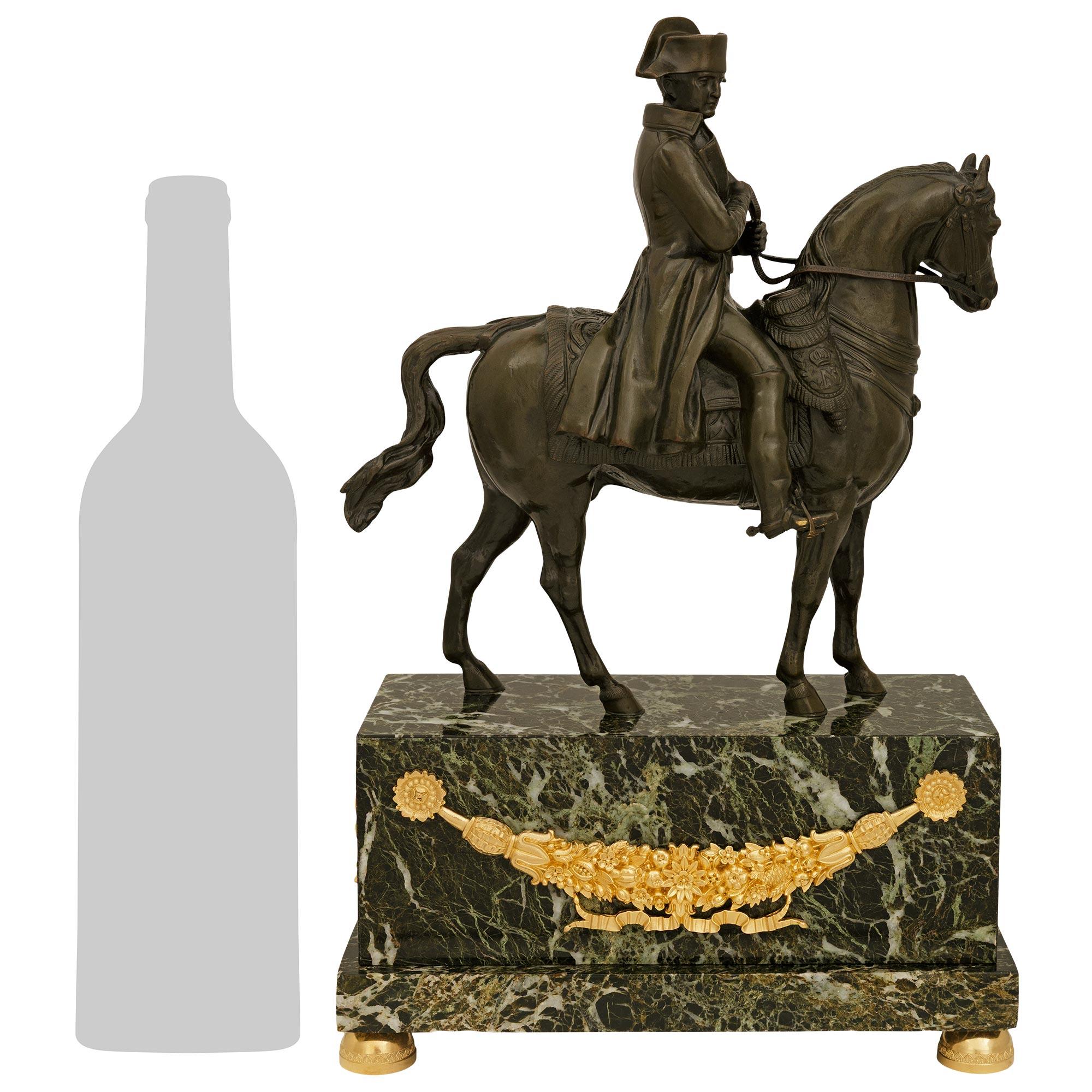 Eine schöne und hochwertige französische neoklassizistische Statue aus dem 19. Grand Tour Periode Vert de Patricia Marmor, Ormolu, und patinierte Bronze-Statue von Napoleon. Diese auffällige Statue steht auf einem rechteckigen Marmorsockel von Vert