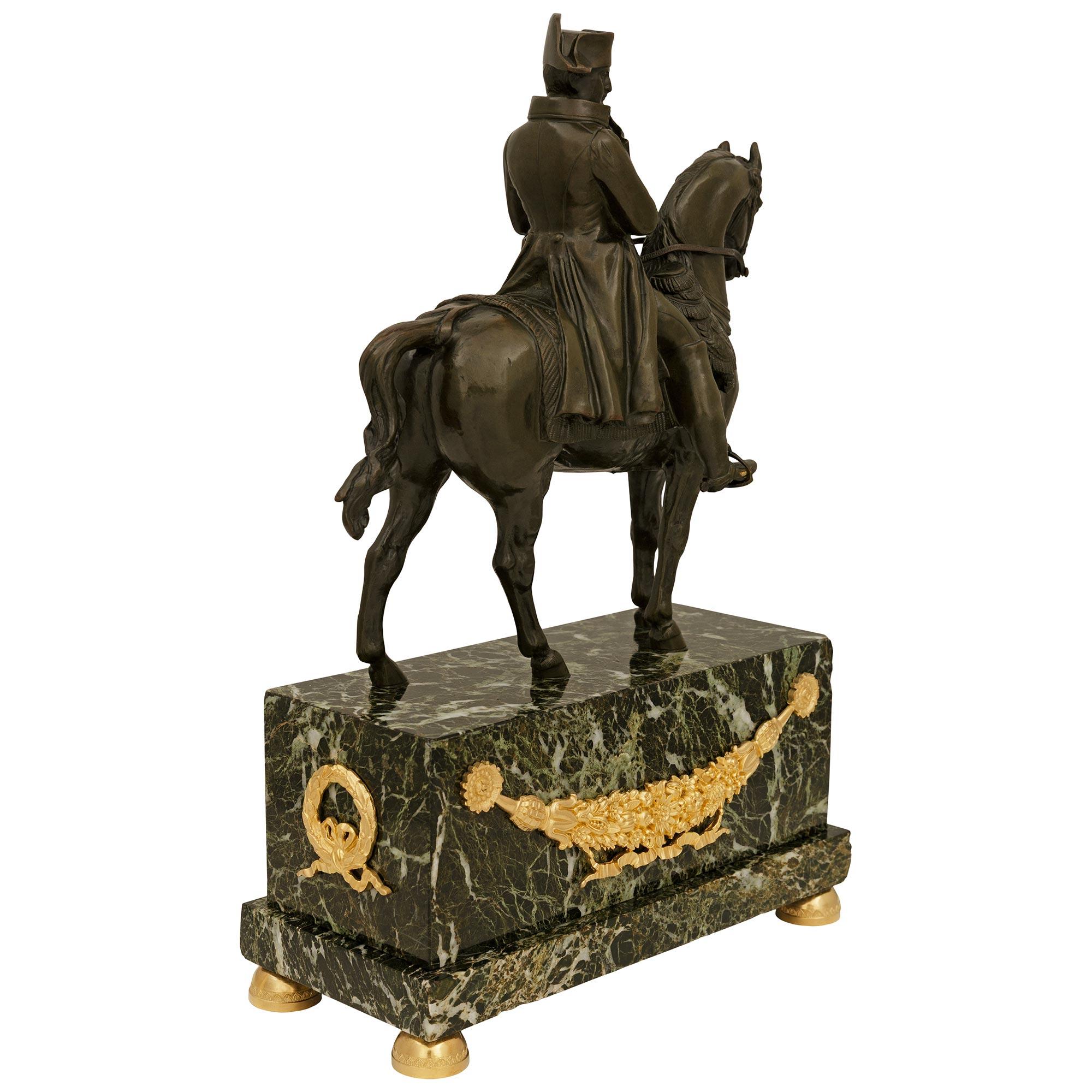 Französische Marmor-, Ormolu- und Bronzestatue von Napoleon aus dem 19. (Grand Tour) im Angebot