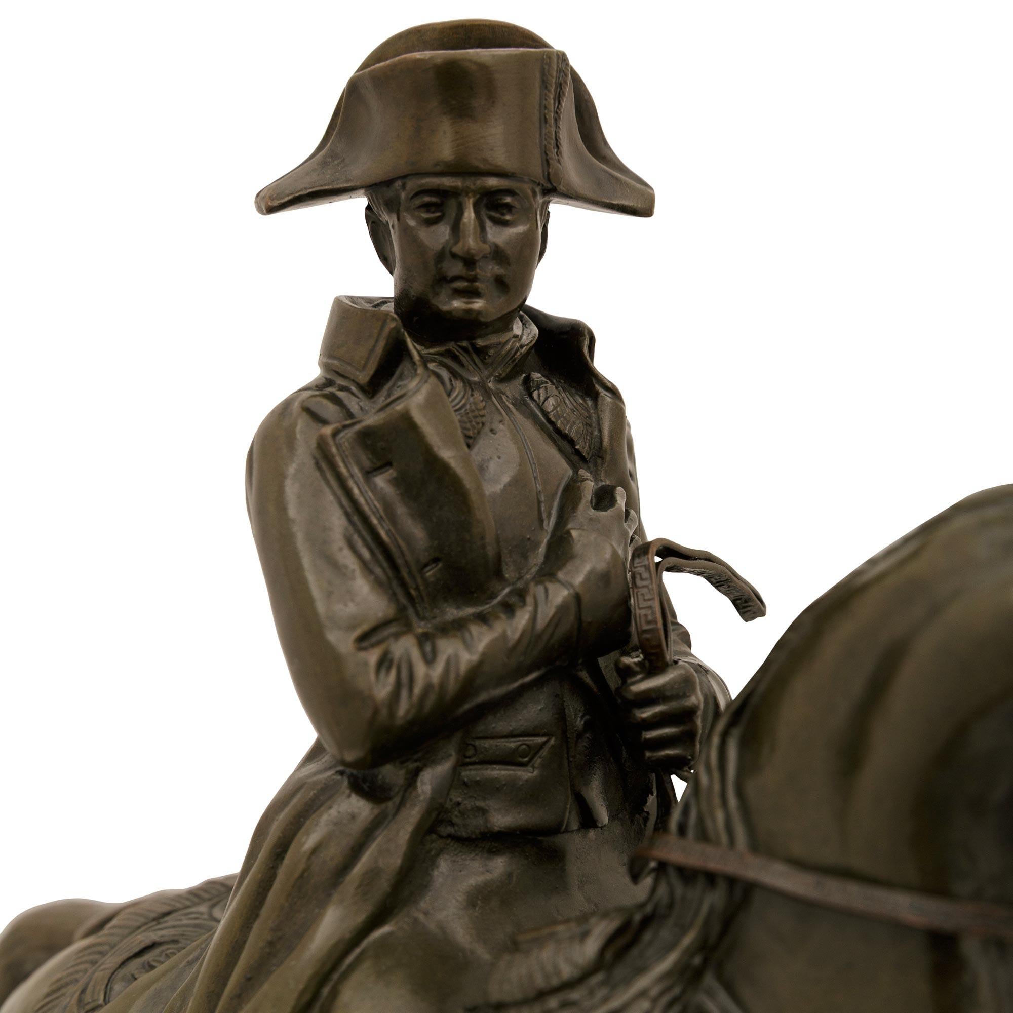 Französische Marmor-, Ormolu- und Bronzestatue von Napoleon aus dem 19. (19. Jahrhundert) im Angebot