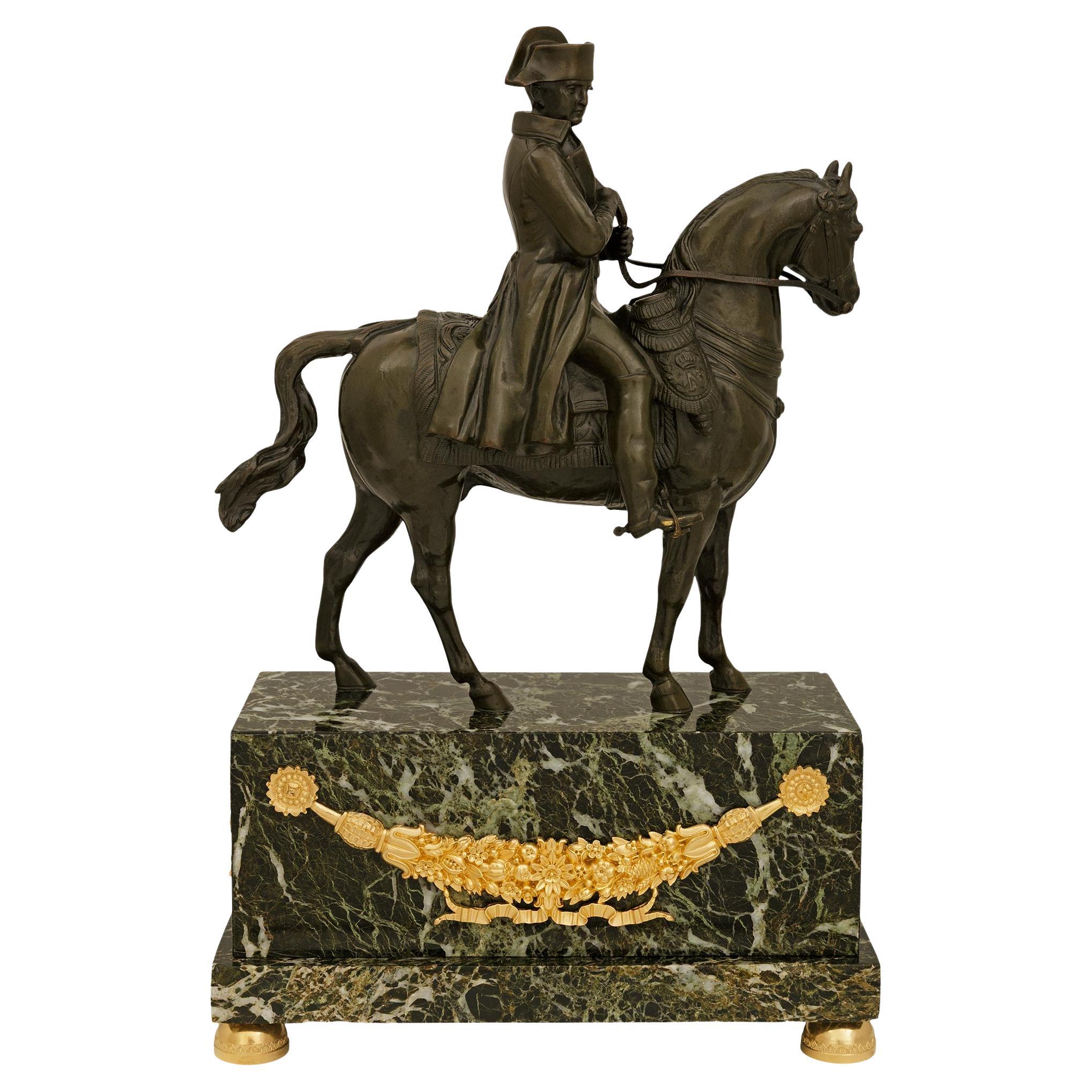 Französische Marmor-, Ormolu- und Bronzestatue von Napoleon aus dem 19. im Angebot