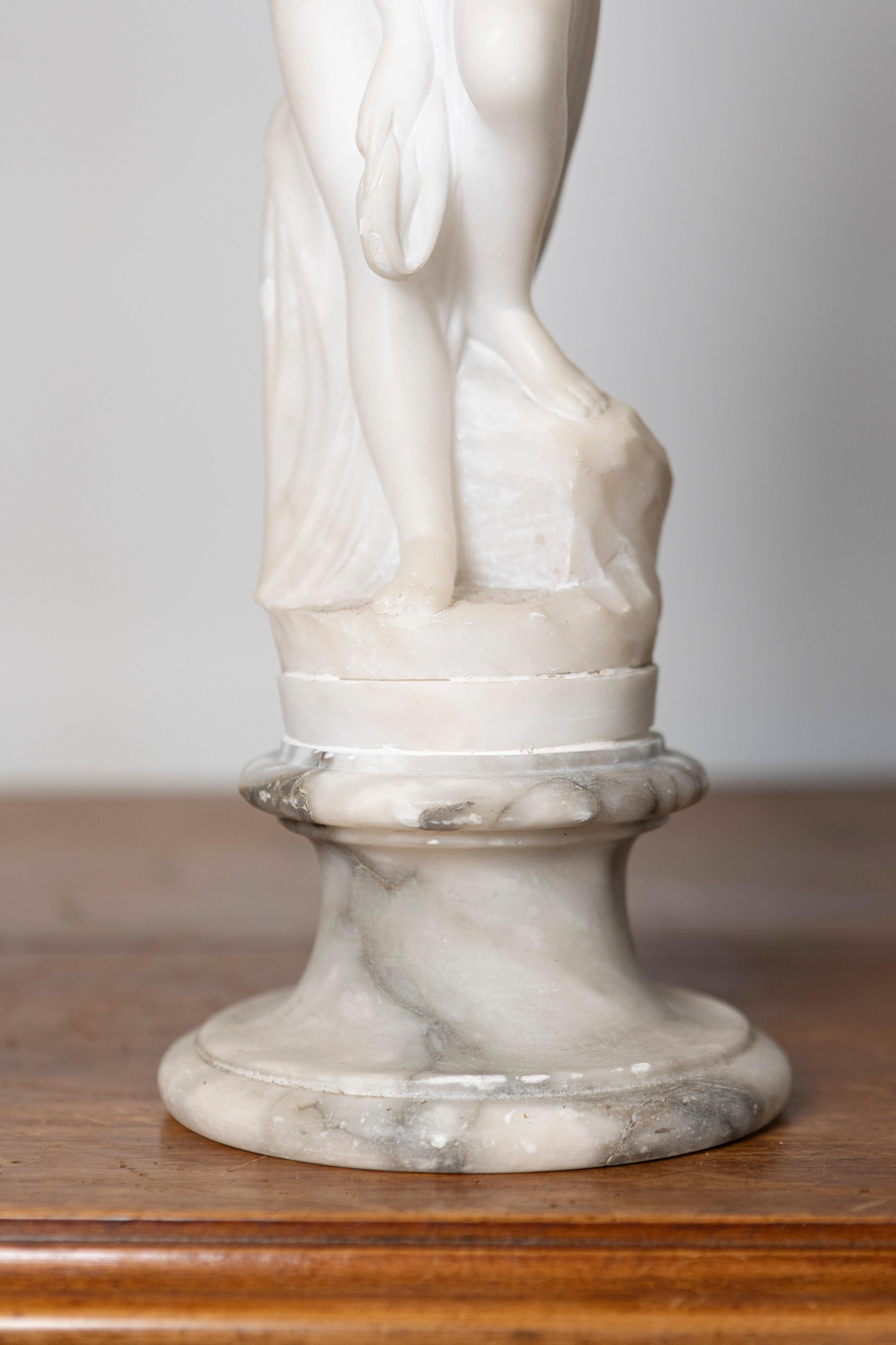 Neoclassico Scultura in marmo francese del XIX secolo raffigurante una ninfa dopo il bagno su piedistallo in vendita