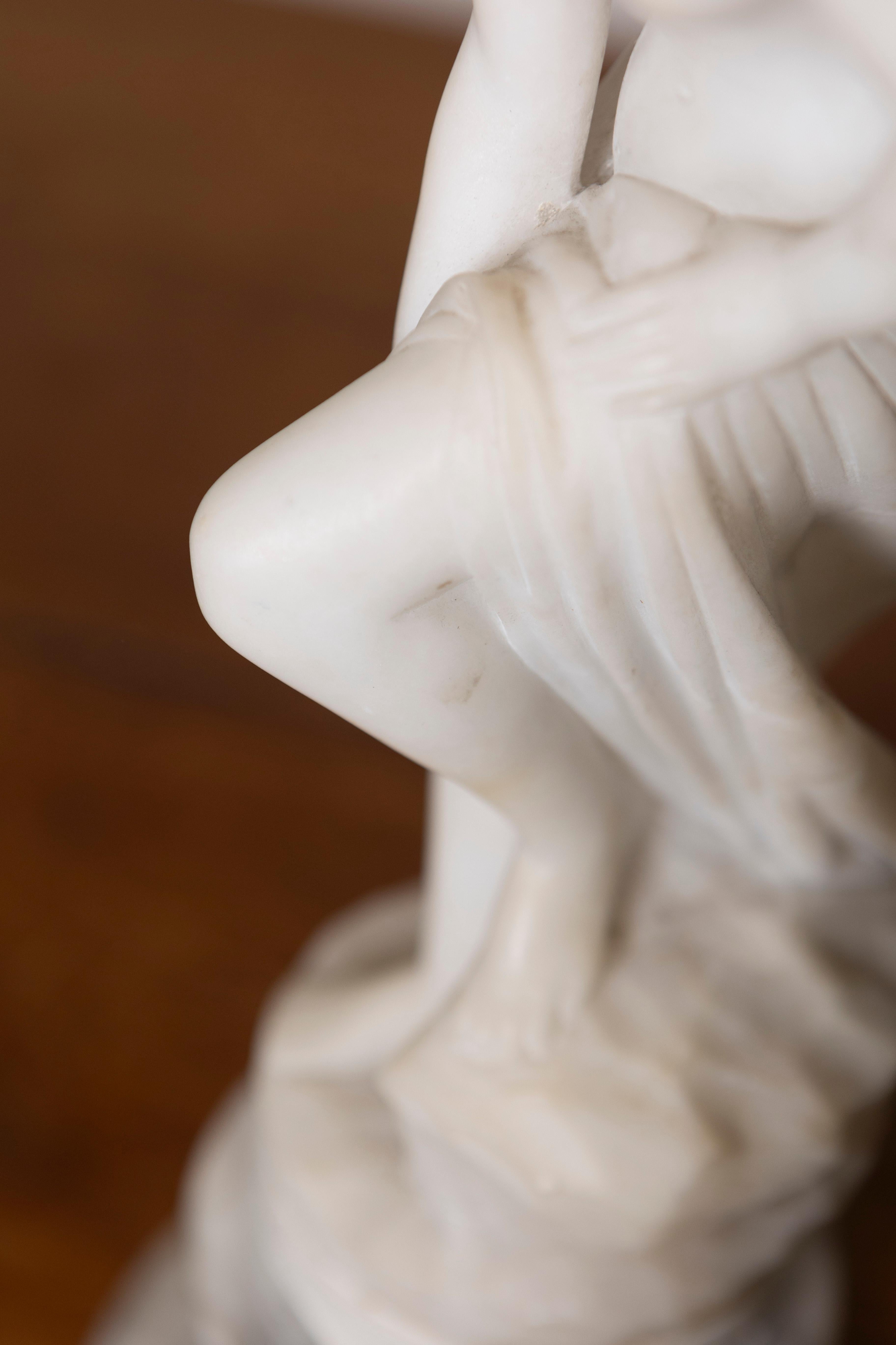 Francese Scultura in marmo francese del XIX secolo raffigurante una ninfa dopo il bagno su piedistallo in vendita