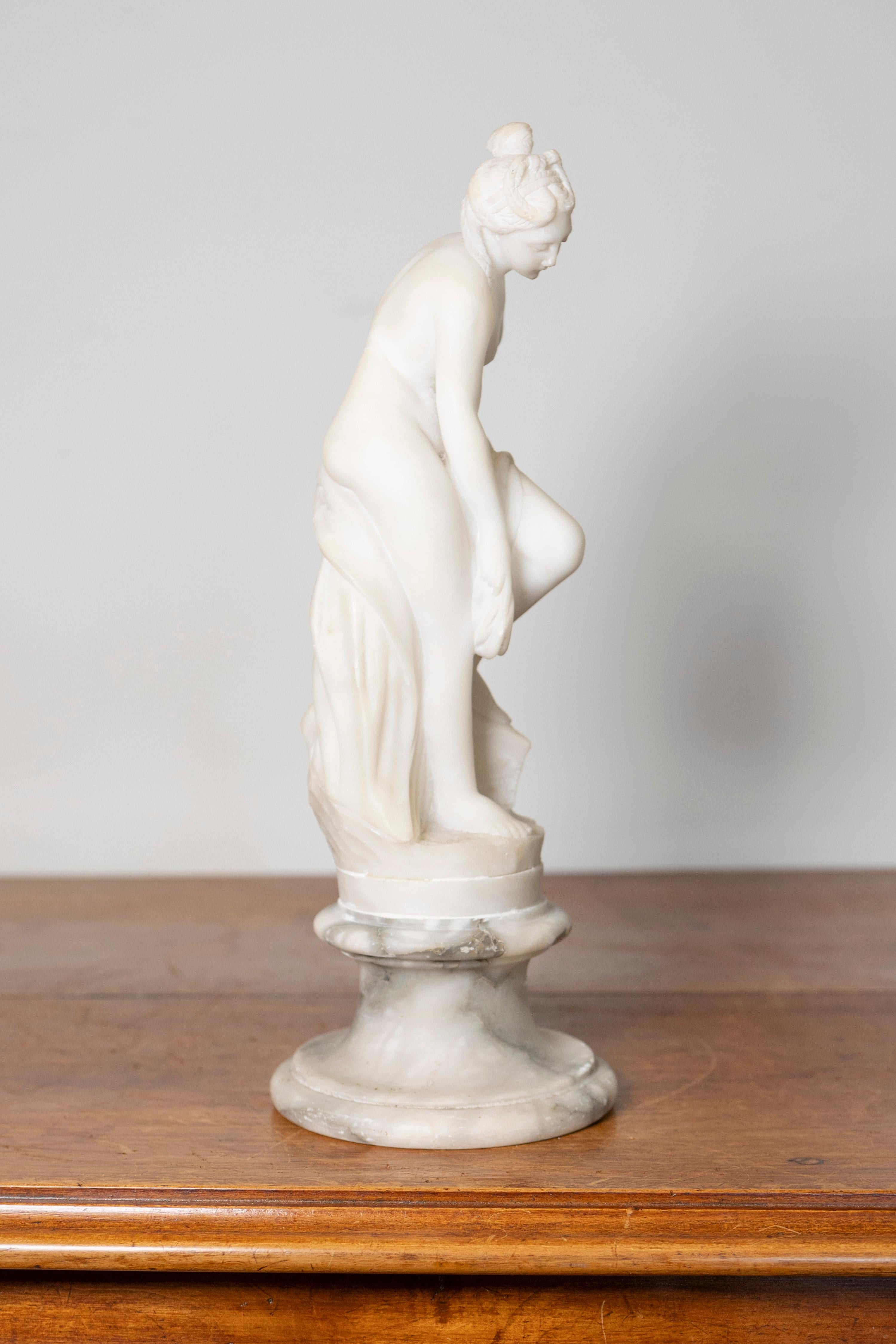 Scultura in marmo francese del XIX secolo raffigurante una ninfa dopo il bagno su piedistallo In condizioni buone in vendita a Atlanta, GA