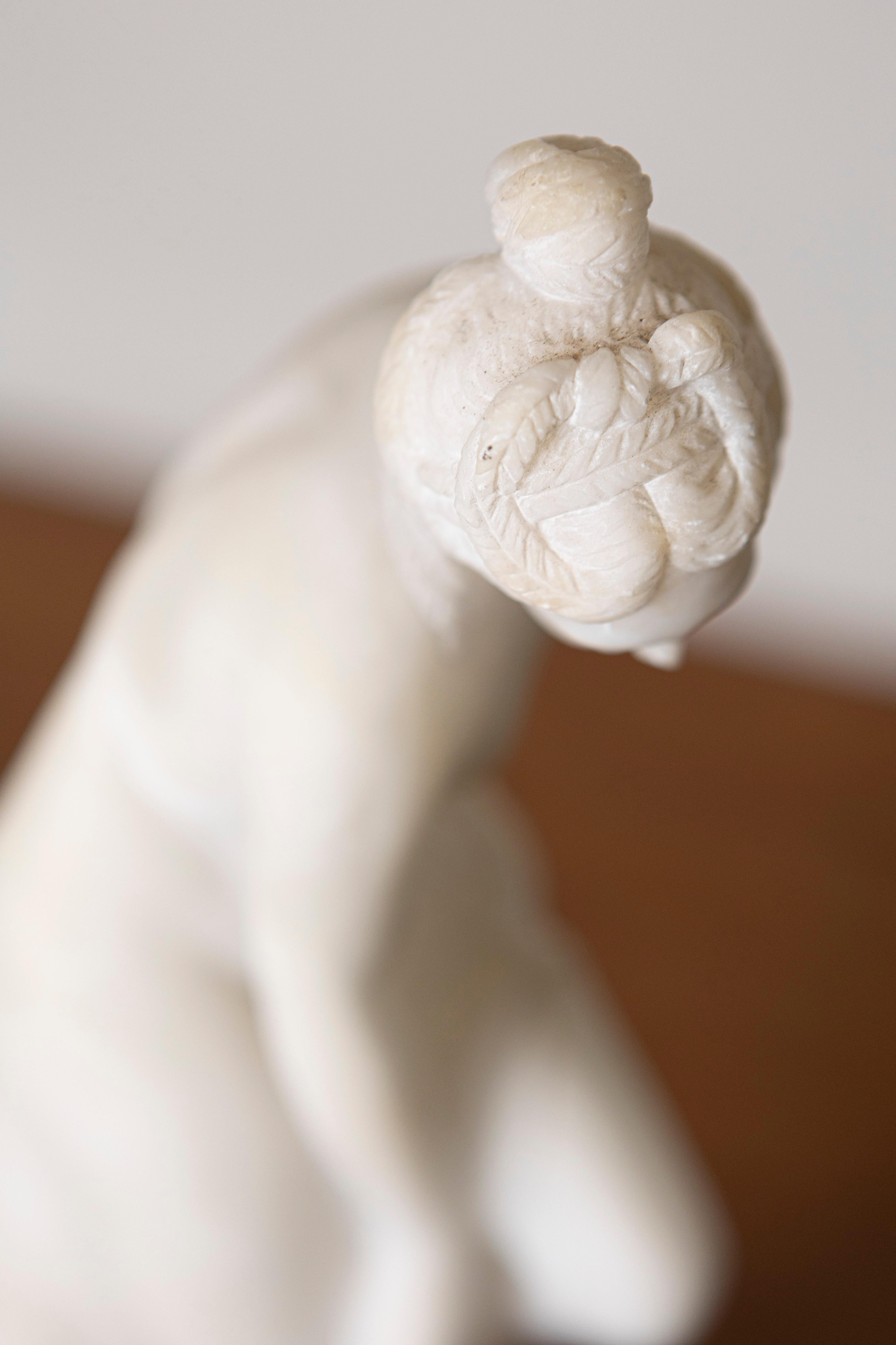 Marmo Scultura in marmo francese del XIX secolo raffigurante una ninfa dopo il bagno su piedistallo in vendita