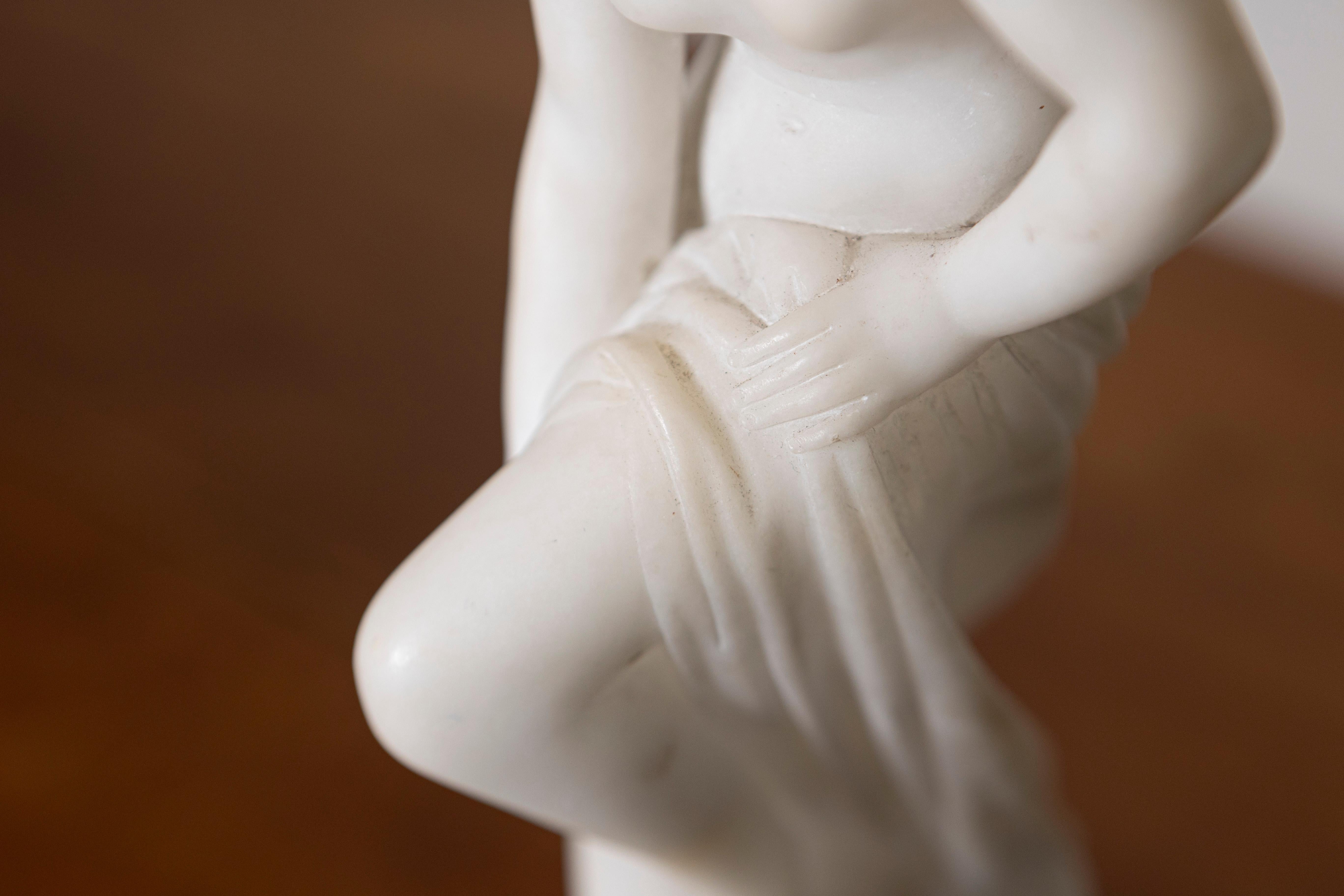 Scultura in marmo francese del XIX secolo raffigurante una ninfa dopo il bagno su piedistallo in vendita 1