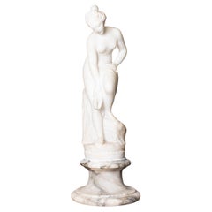Sculpture française du 19ème siècle représentant une nymphes après la bain sur piédestal