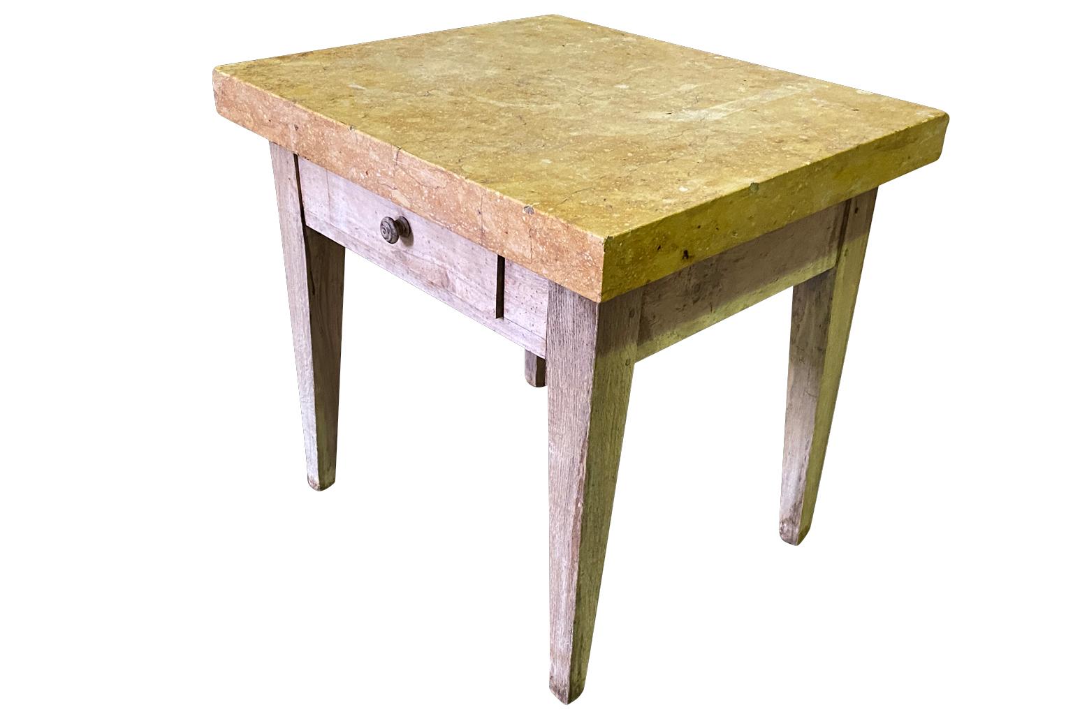 Un très beau billot à dessus de marbre - table d'appoint de la région de Provence en France. Merveilleusement construit en noyer avec un seul tiroir et un remarquable plateau en marbre très épais.