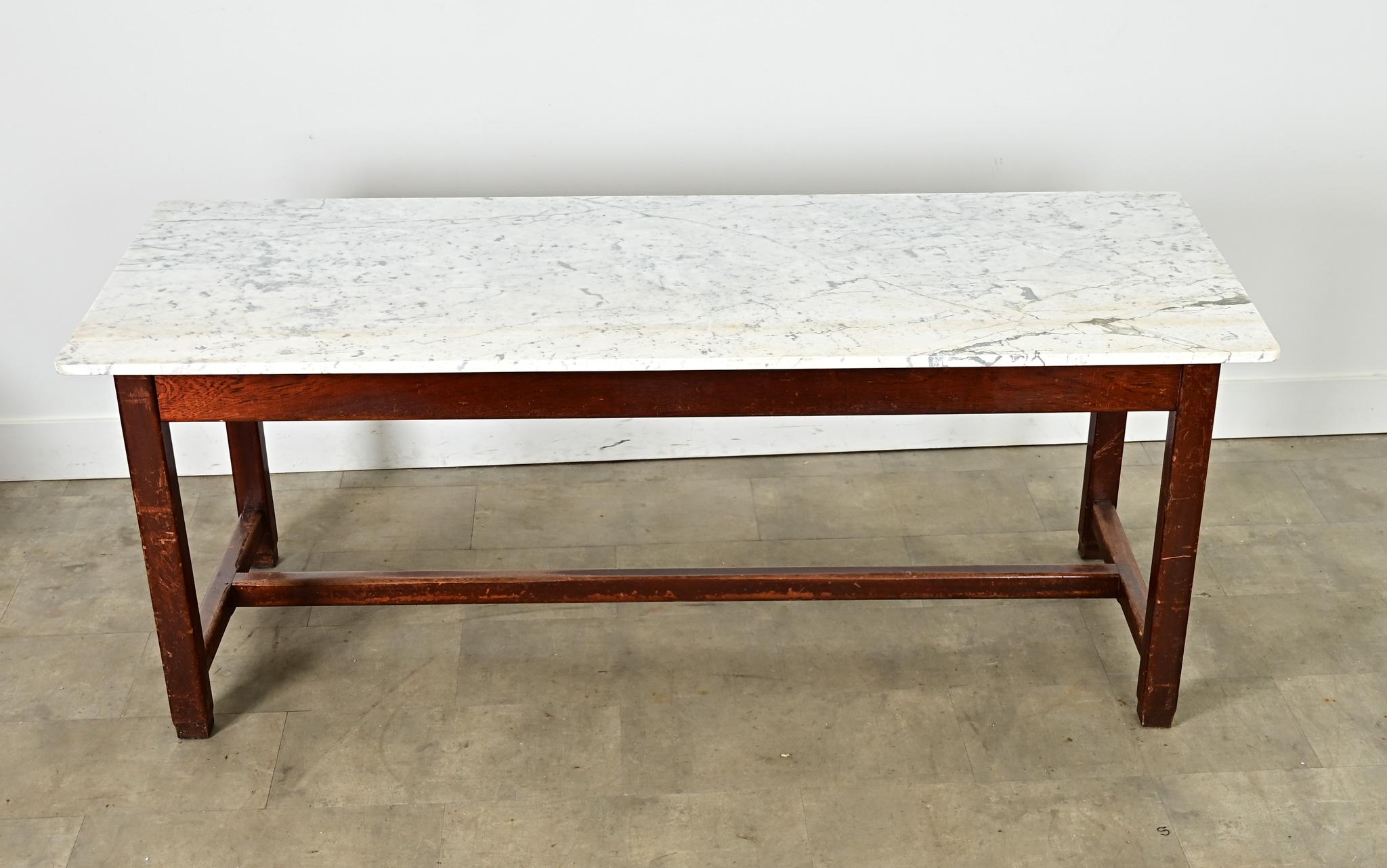 Una mesa de granja única con orígenes en la Francia del siglo XIX, adaptada en el siglo XX con un nuevo tablero de mármol blanco sobre el armazón de roble original. Con poco más de dos metros de largo, la báscula es perfecta para celebrar reuniones