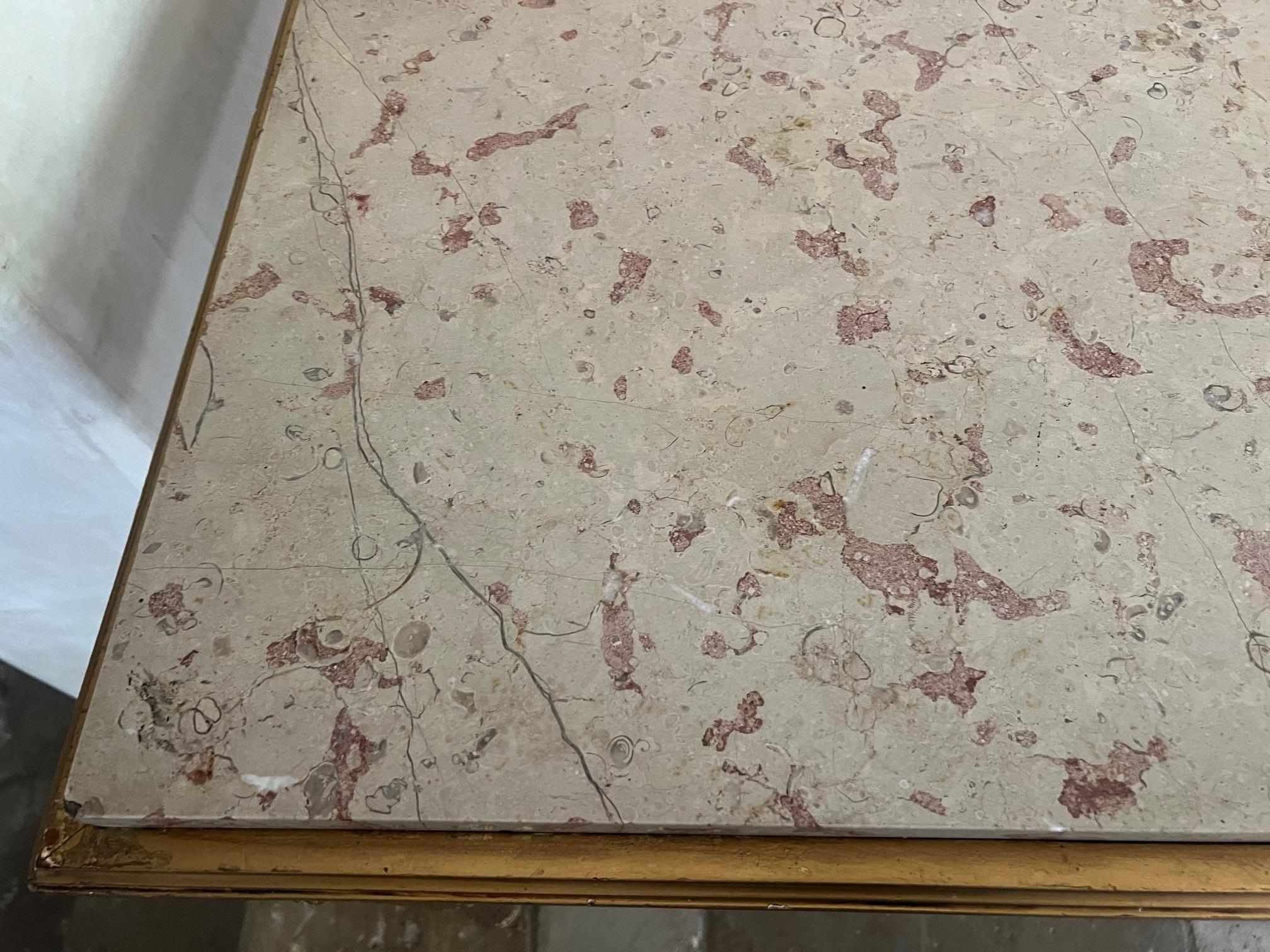 Mesa francesa de madera dorada con tapa de mármol del siglo XIX en venta 4