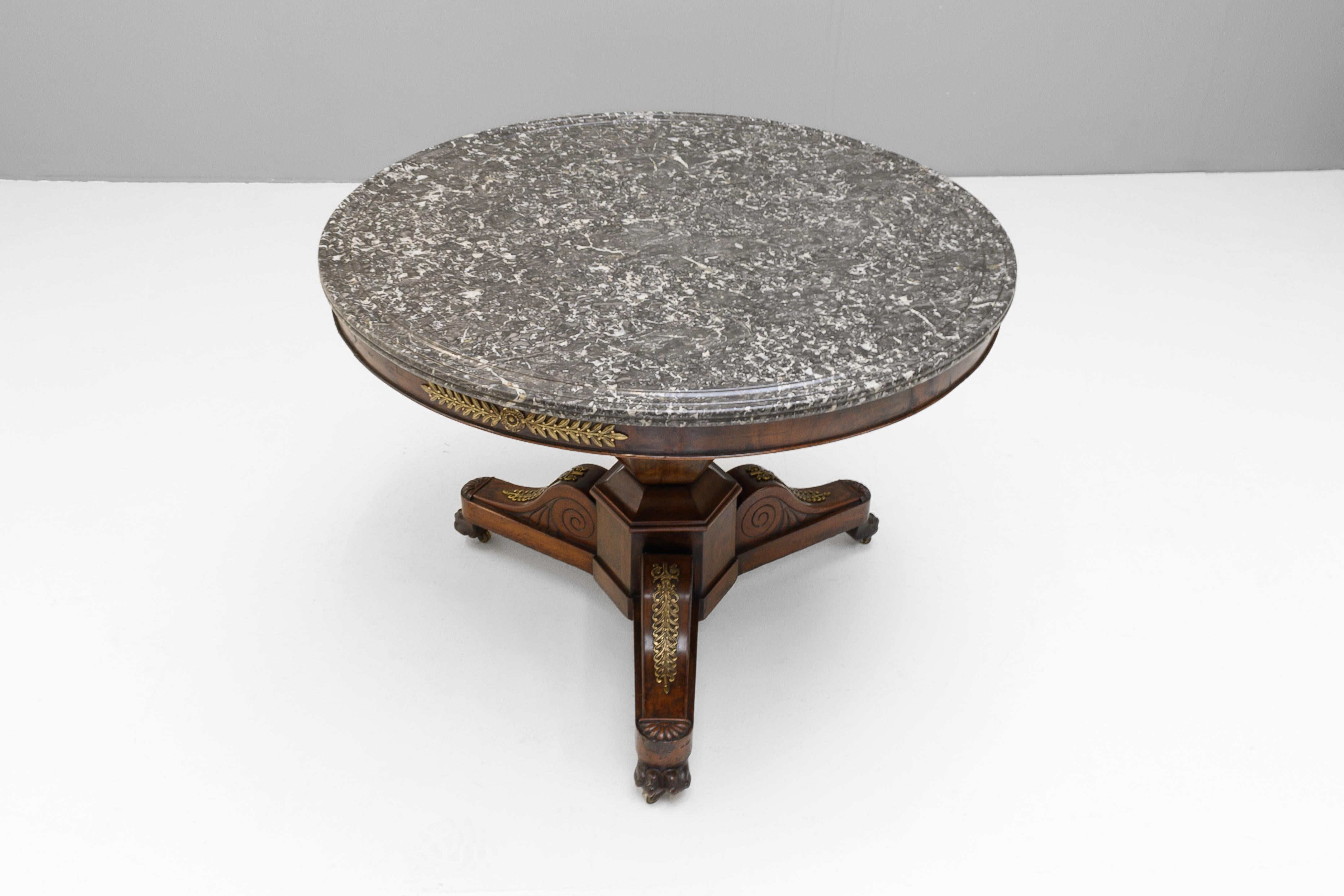 Gueridon in mogano stile Impero francese con piano in marmo e montature in ottone. Condizioni fantastiche. Completamente restaurato. Circa 1850.
