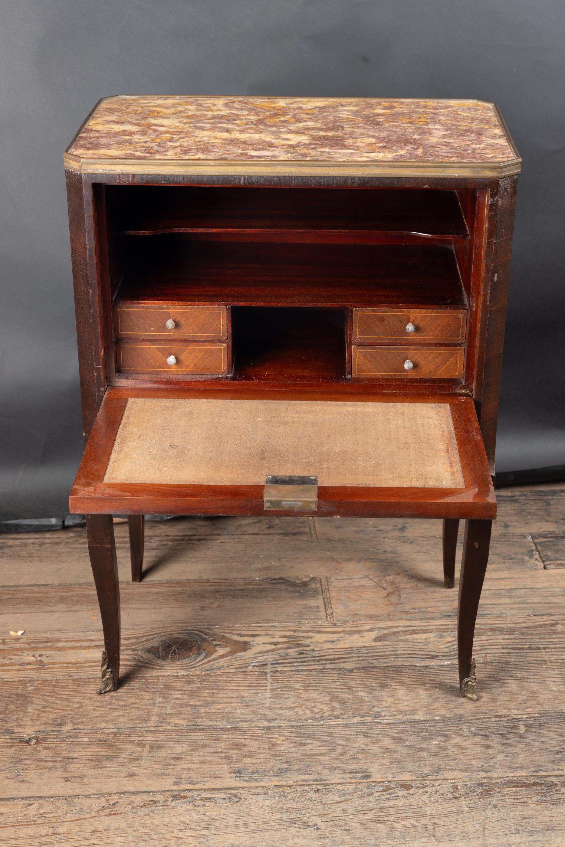 Secrétaire abbatant miniature en marbre de la fin du 19e siècle avec quatre tiroirs, deux étagères et deux tiroirs sous l'abbatant à côté de montures en bronze.

Cette pièce fait partie de la collection de The French Antique Shop, un magasin