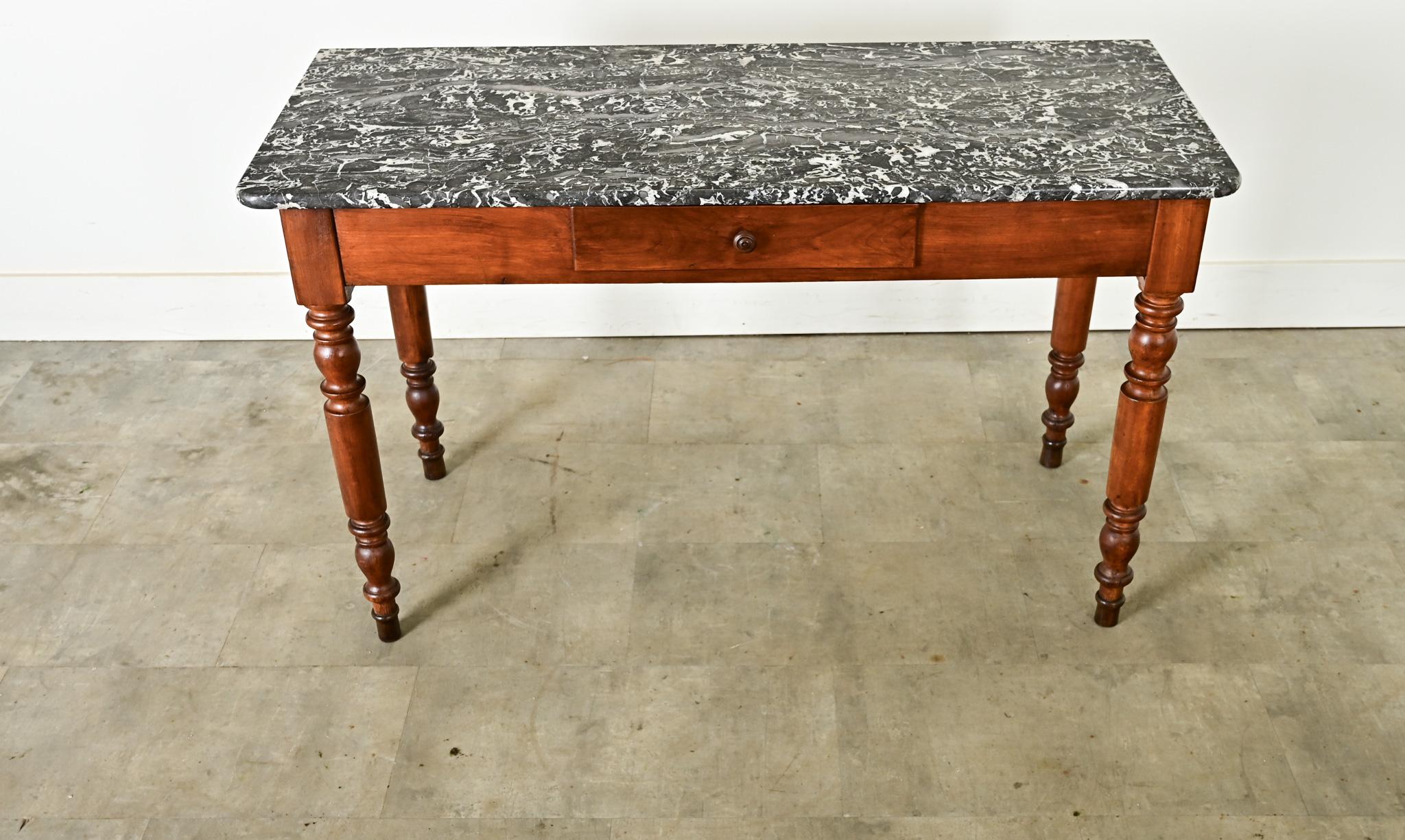 Une fantastique ancienne table de travail, en noyer et marbre Sainte-Anne, datant de la fin du XIXe siècle en France, qui aurait été utilisée dans une boulangerie ou une boucherie pour la préparation et la présentation. La dalle de pierre est d'une