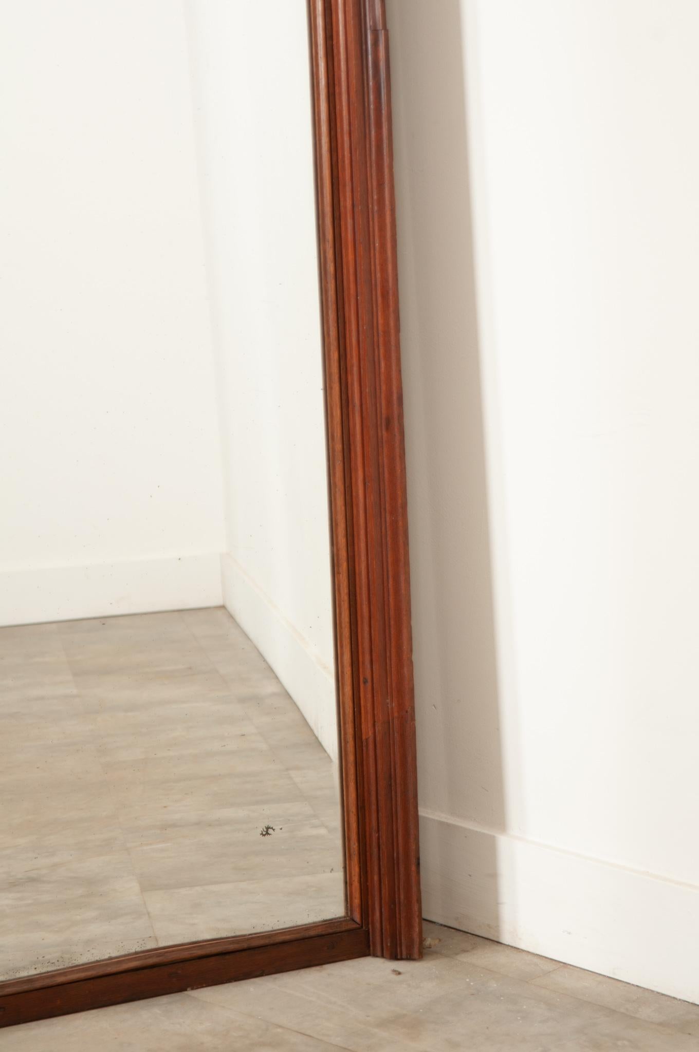 Französischer Kaminsims-Spiegel aus massivem Nussbaumholz des 19. im Angebot 3
