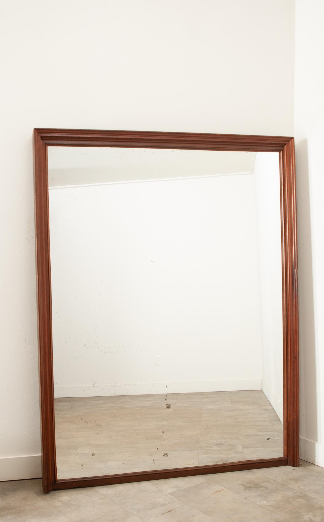 Französischer Kaminsims-Spiegel aus massivem Nussbaumholz des 19. (Rustikal) im Angebot