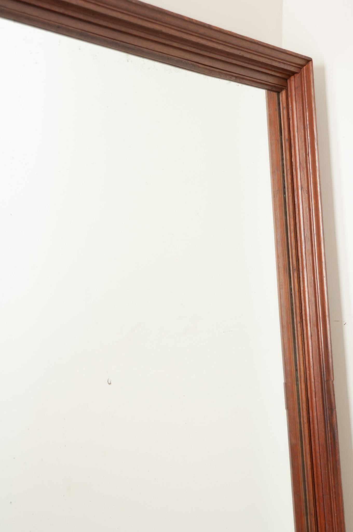 Französischer Kaminsims-Spiegel aus massivem Nussbaumholz des 19. (19. Jahrhundert) im Angebot