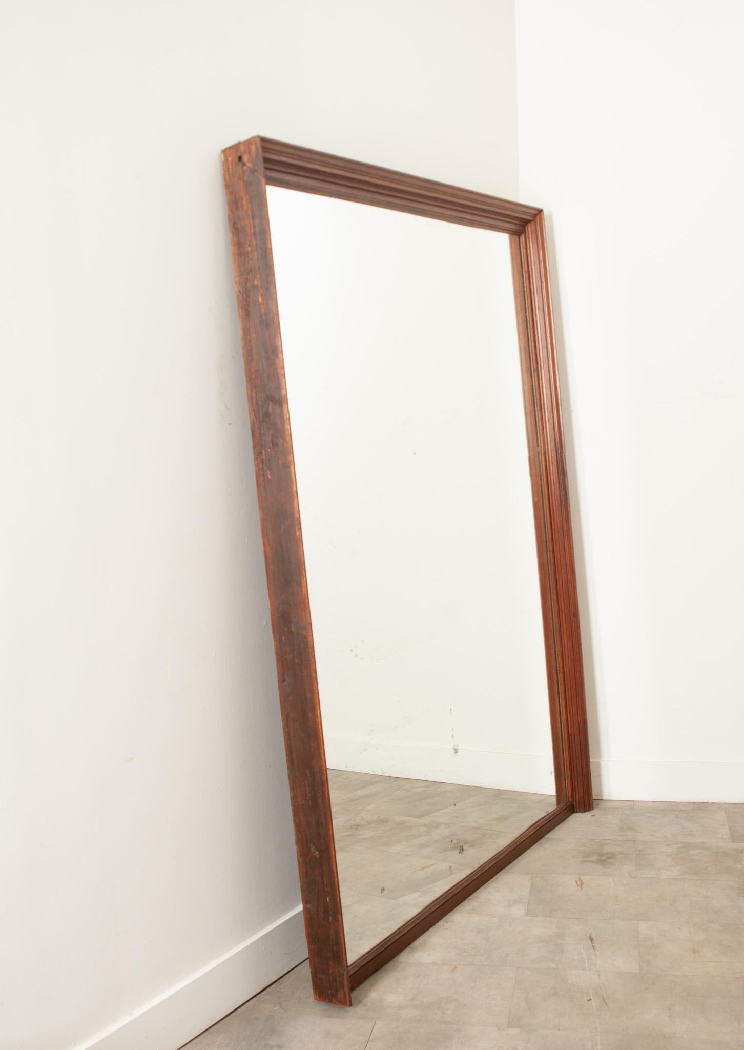 Französischer Kaminsims-Spiegel aus massivem Nussbaumholz des 19. im Angebot 1
