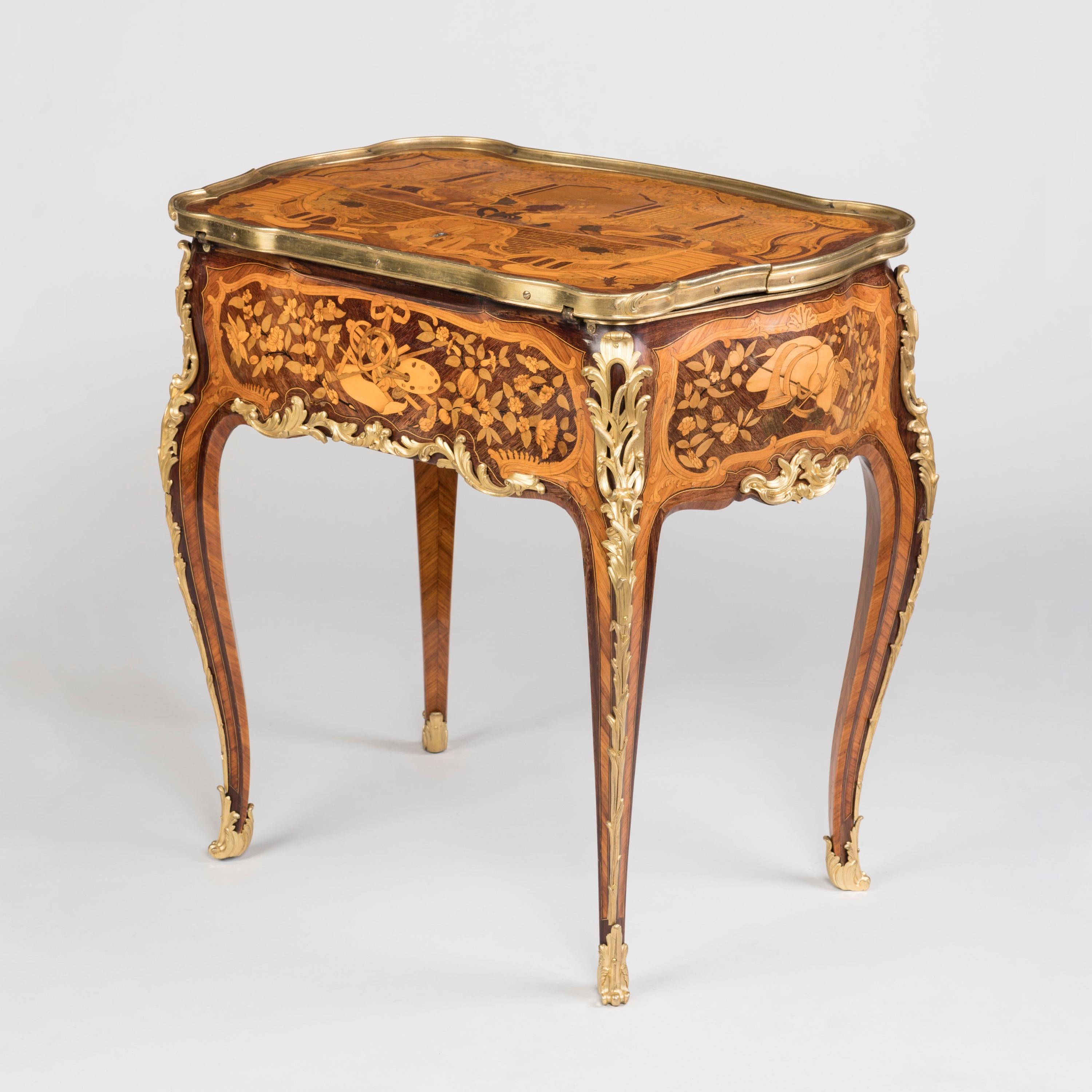 Une ingénieuse table mécanique à la bourguignonne
À la manière d'Oeben

Construite en bois de roi, en bois de tulipier, en amarante et en bois de spécimen, avec des montures en bronze doré finement moulées, la table est incrustée de marqueterie