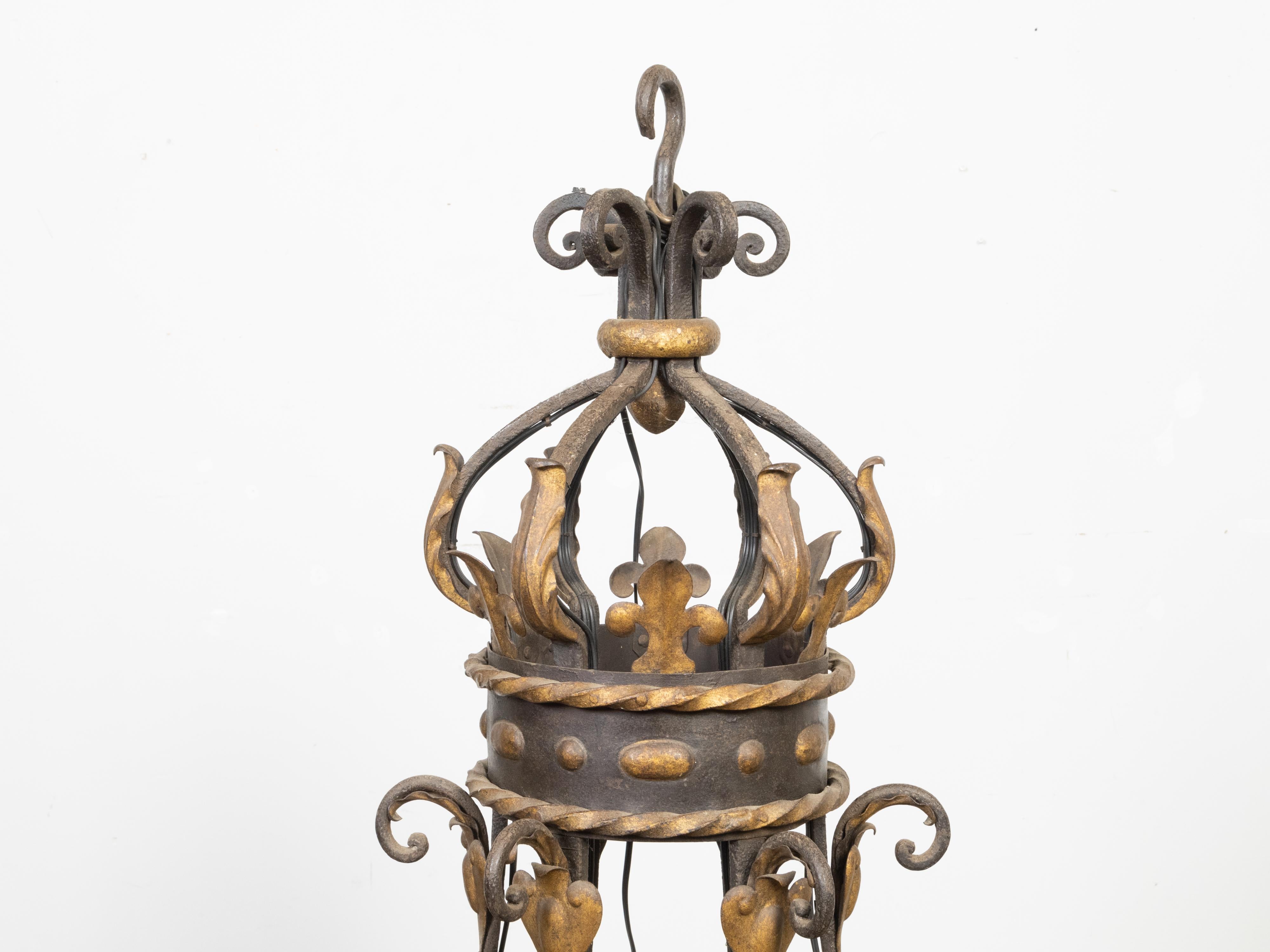 French 19th Century Metal 12-Light Crown Chandelier with Gilded Accents For Sale 7