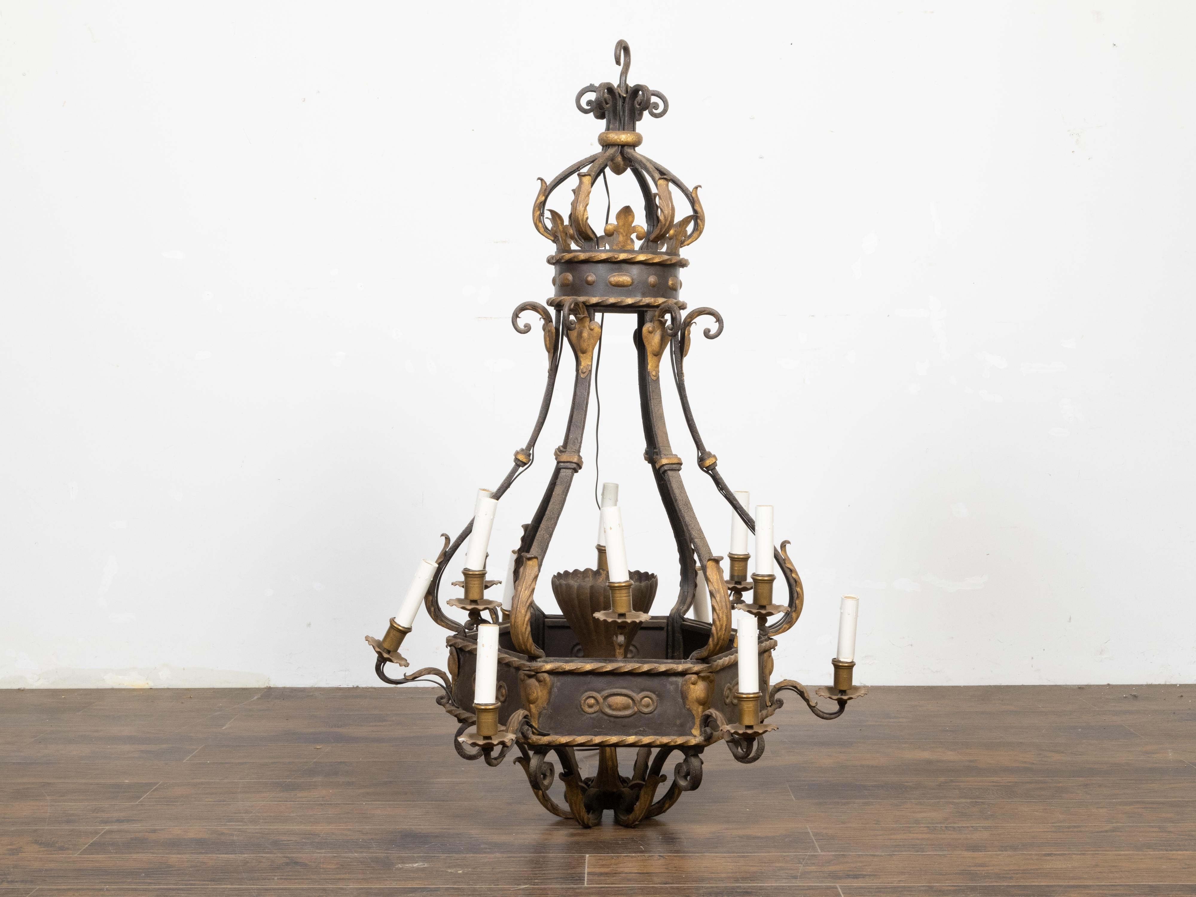French 19th Century Metal 12-Light Crown Chandelier with Gilded Accents For Sale 1