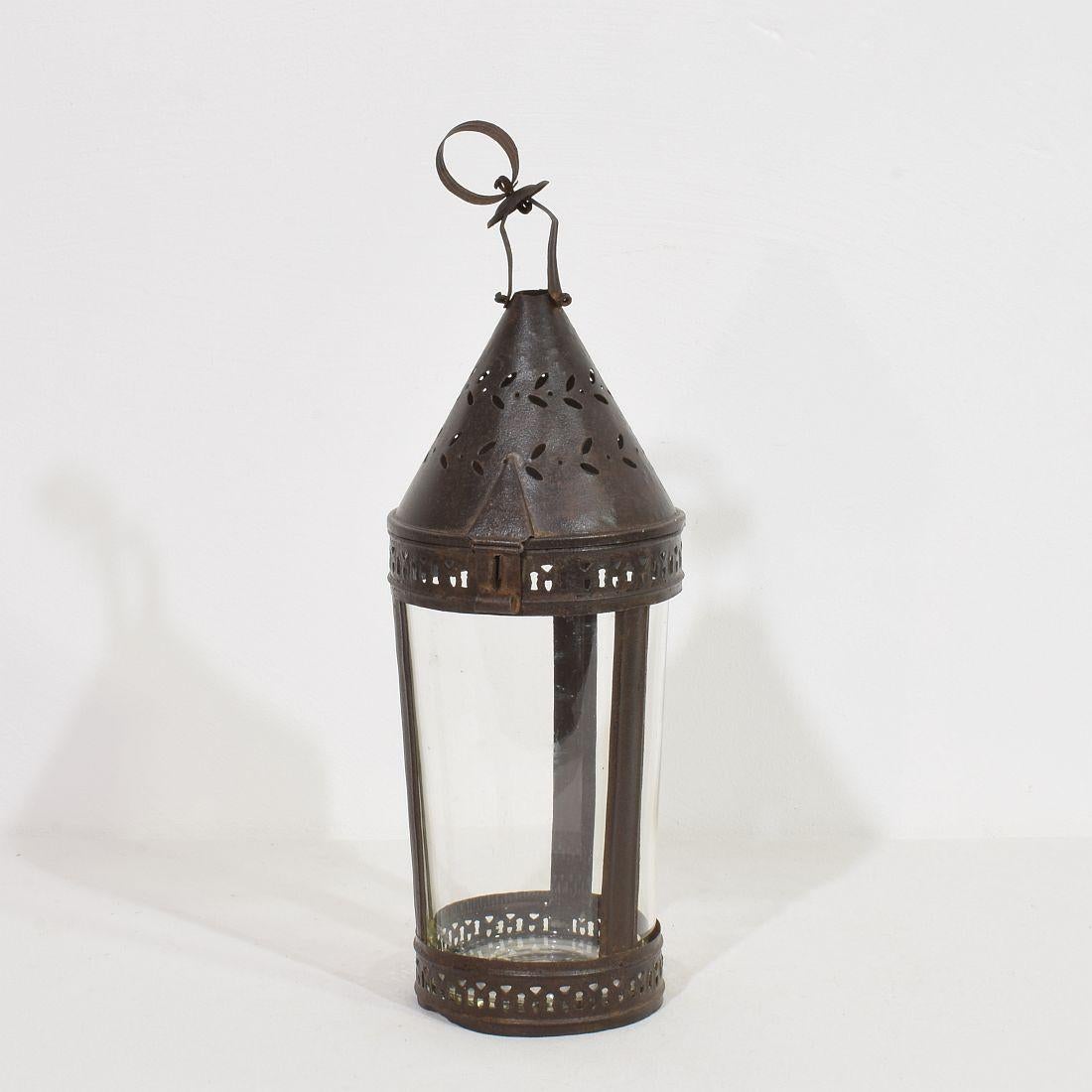 Très rare  Lanterne d'art populaire, France, vers 1800-1850.

Magnifique, avec les intempéries. Le verre est ancien mais, à mon avis, plus récent.