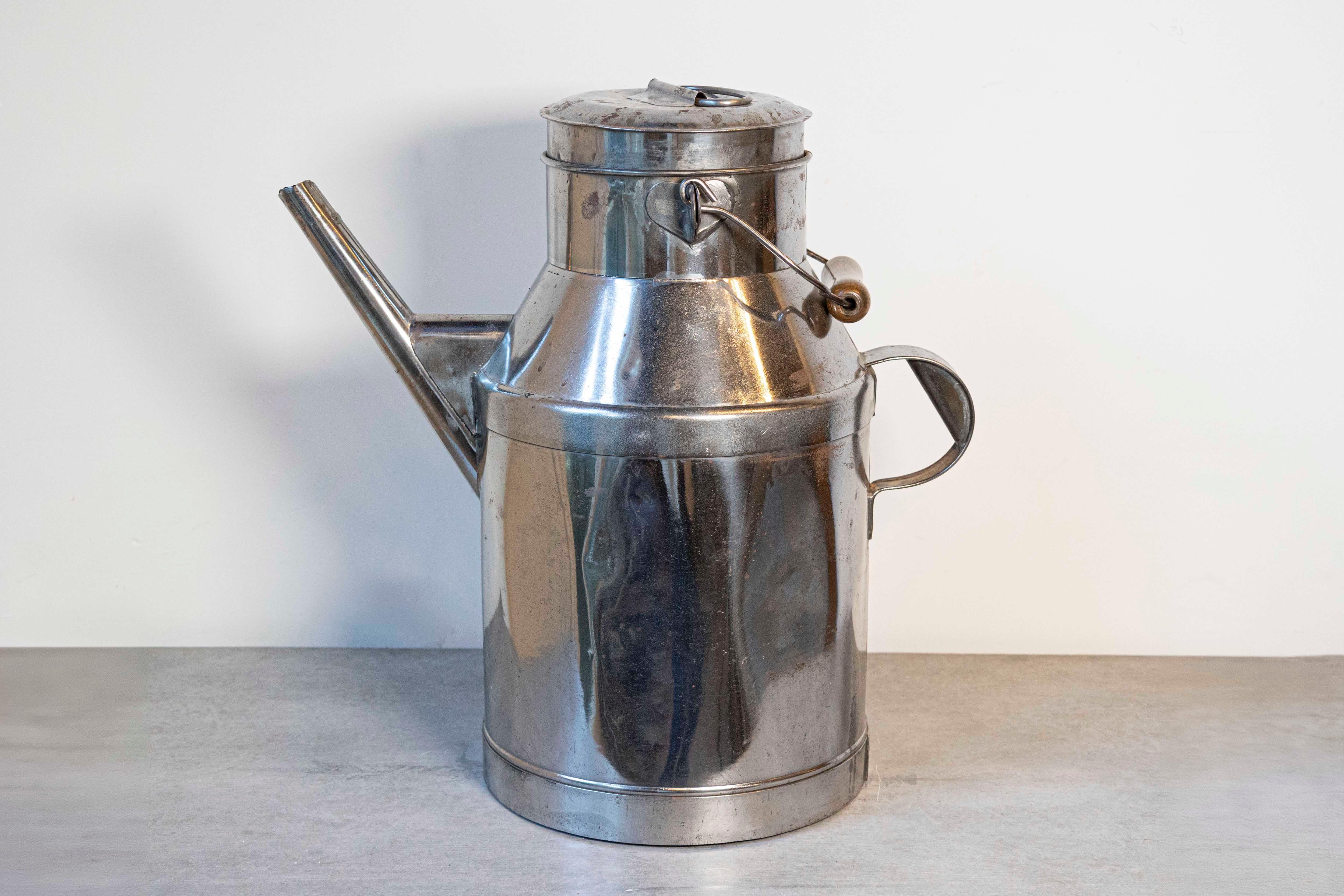 Canette à lait française en métal du 19e siècle, avec long bec et poignée en bois. Fabriqué en France au cours du XIXe siècle, ce bidon à lait en métal est doté d'un grand bec oblique et d'une poignée arrière. Le couvercle circulaire présente une