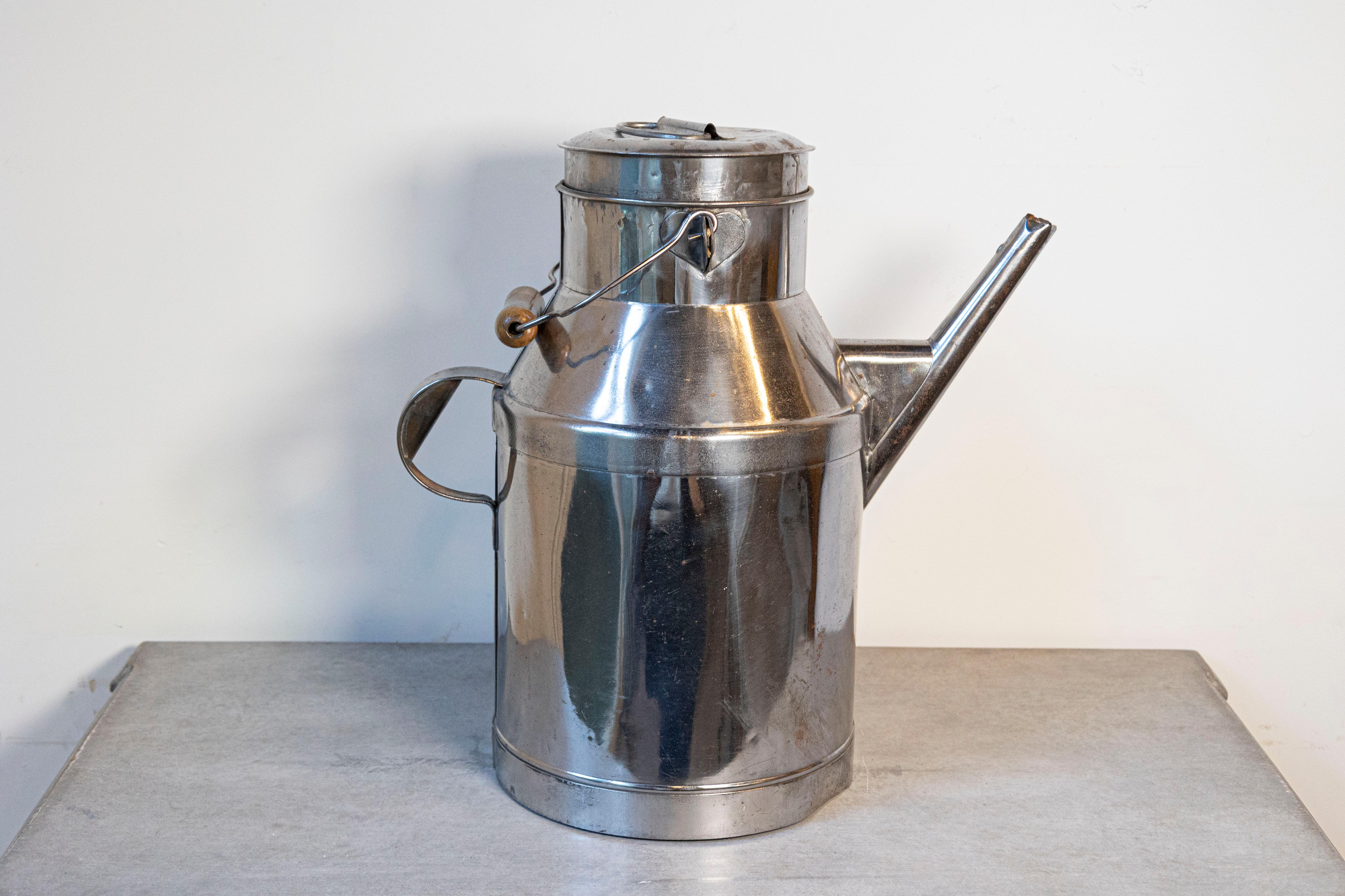 Canne à lait française du 19ème siècle avec manche long et poignée en bois Bon état - En vente à Atlanta, GA
