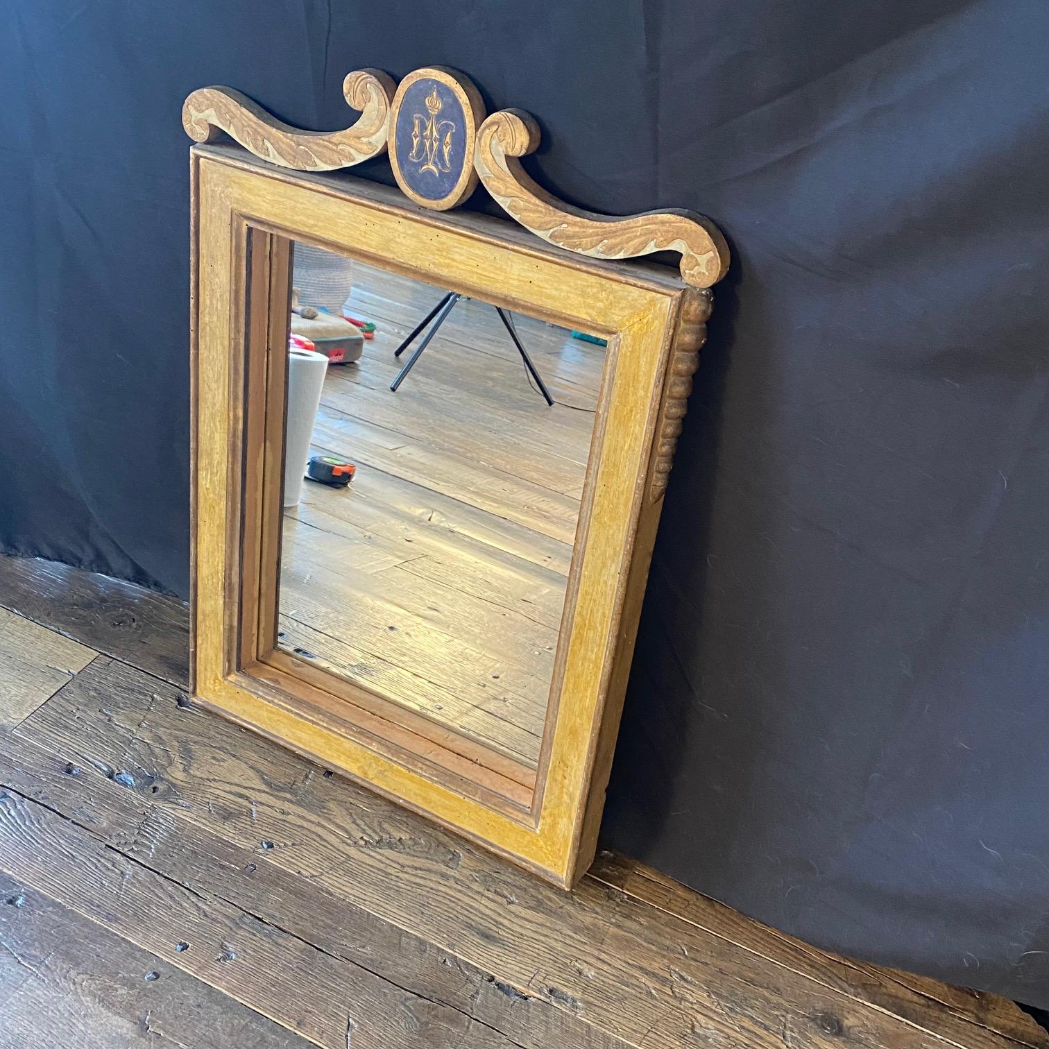 Elegant miroir français du 19e siècle avec peinture dorée d'origine et écusson de la Régence française ; soit royauté ou affiliation à une église avec couronne et armoiries magnifiquement peintes en bleu et or, entourées de guirlandes de feuilles