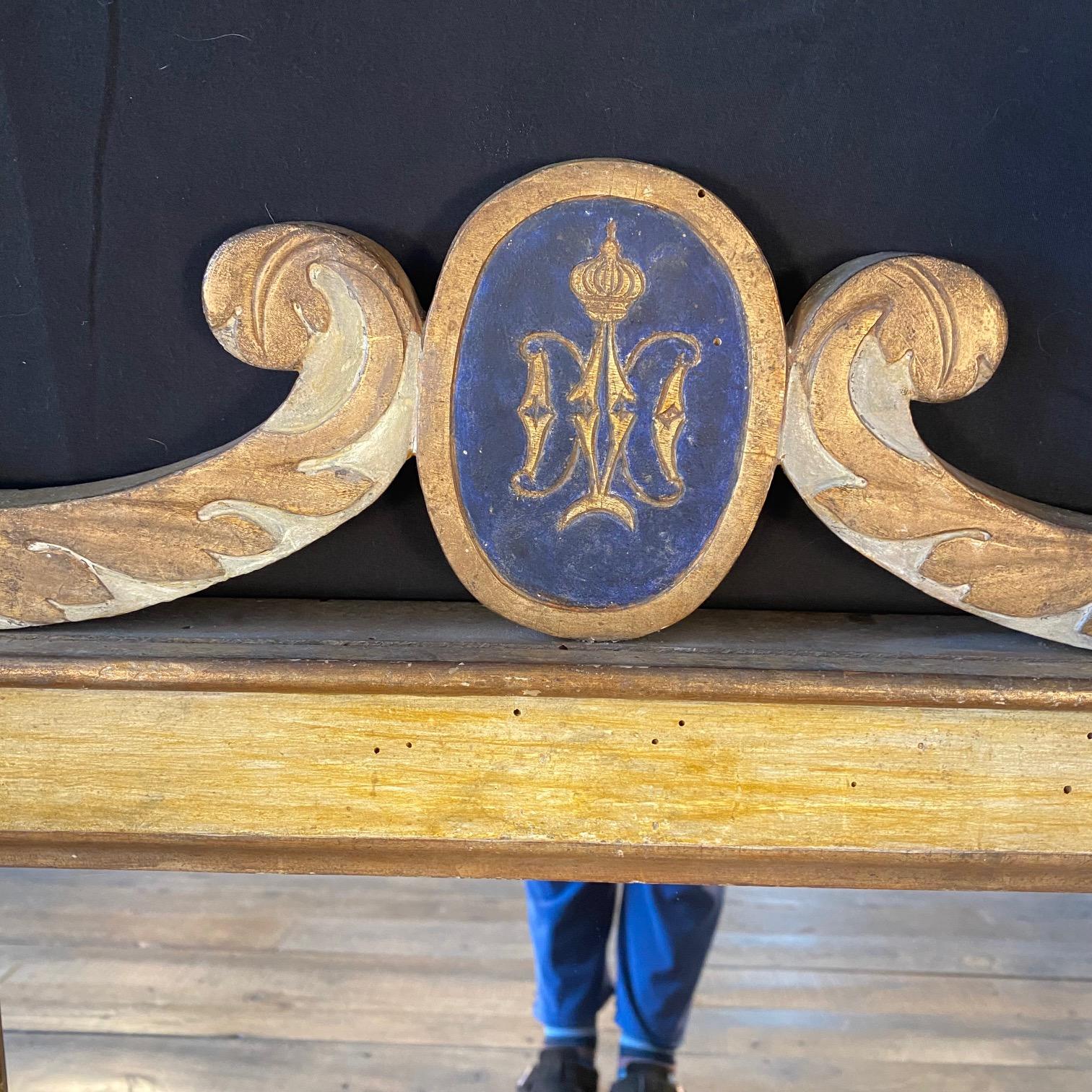 Français Miroir français du 19ème siècle avec peinture dorée d'origine et crête Regency en vente