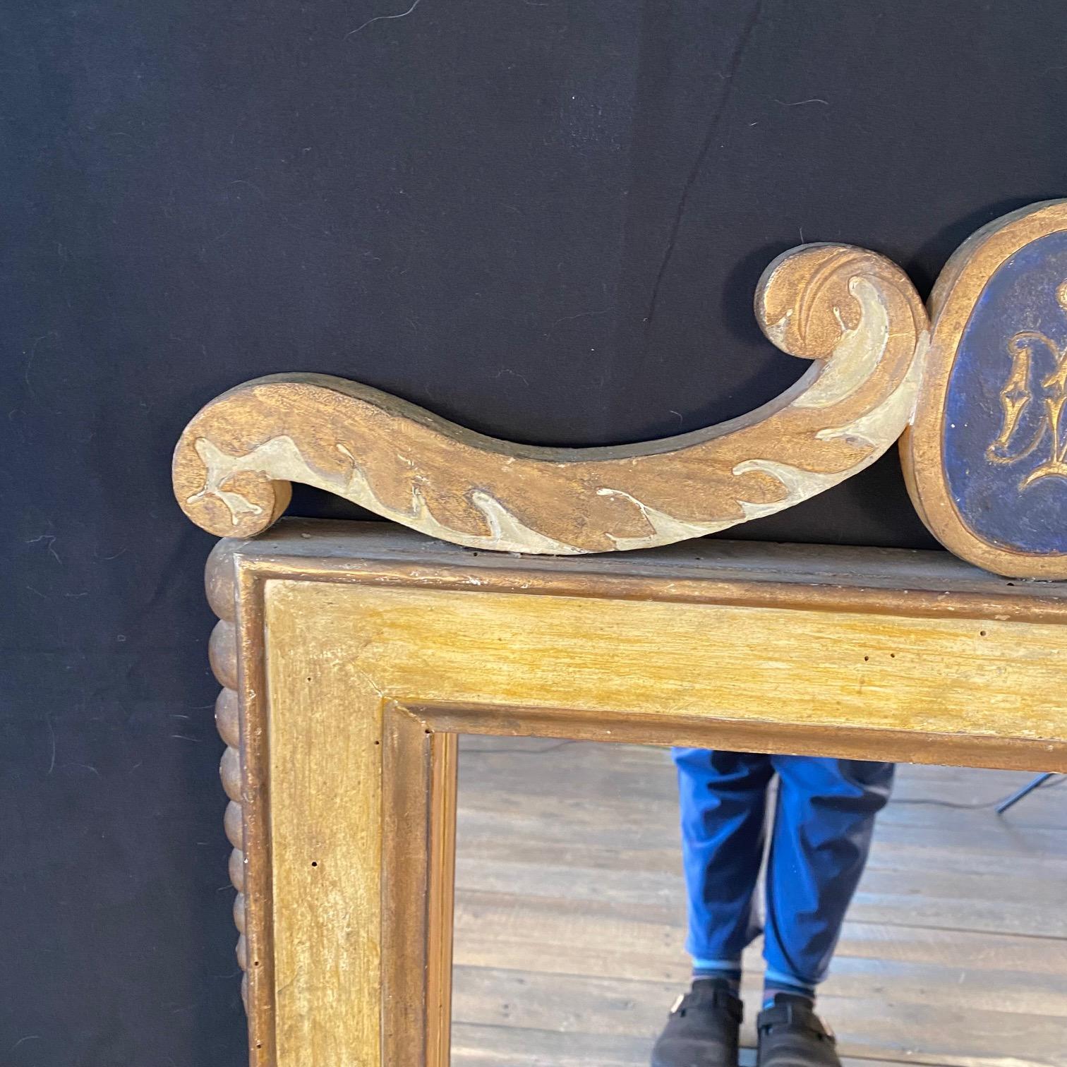 Miroir français du 19ème siècle avec peinture dorée d'origine et crête Regency Bon état - En vente à Hopewell, NJ