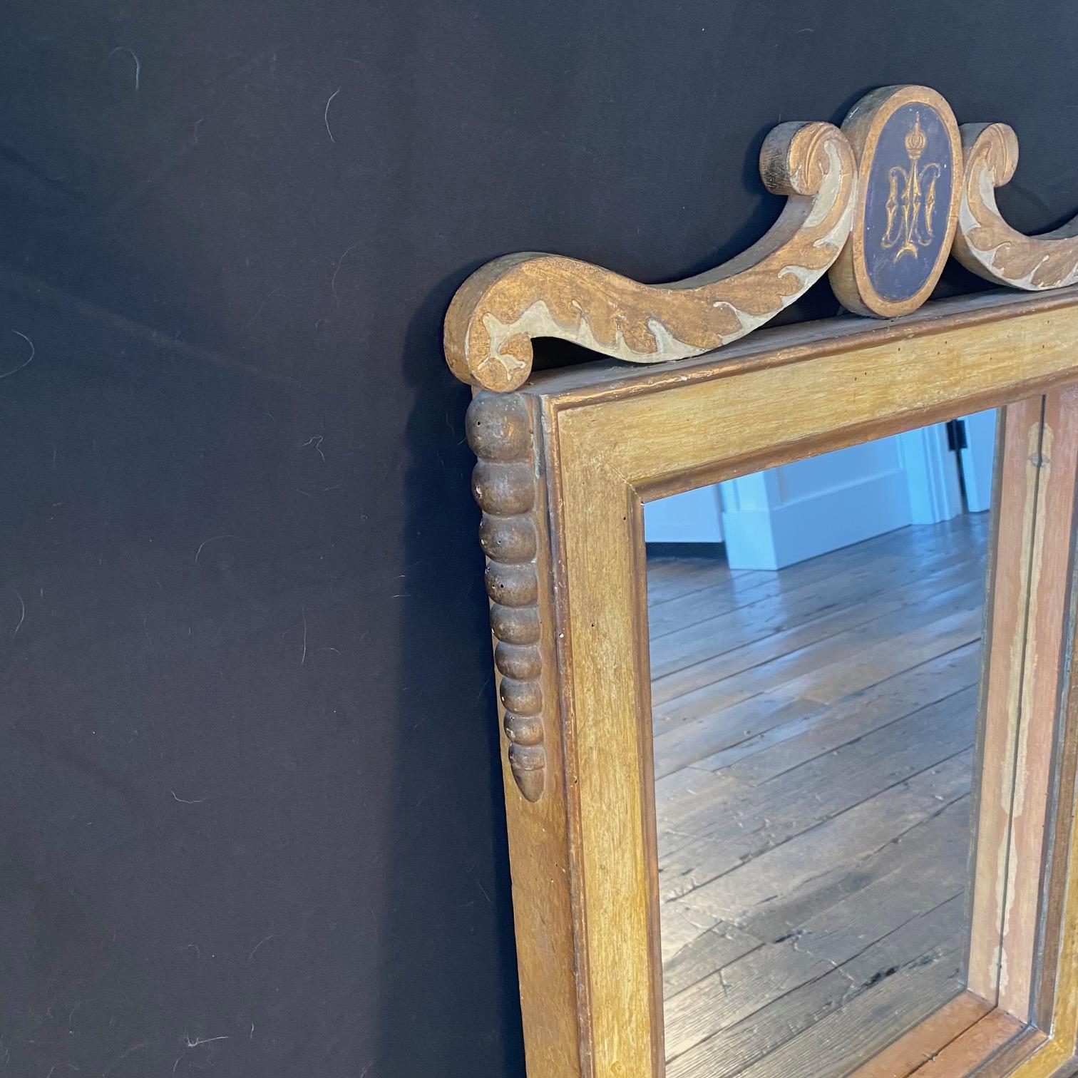 XIXe siècle Miroir français du 19ème siècle avec peinture dorée d'origine et crête Regency en vente