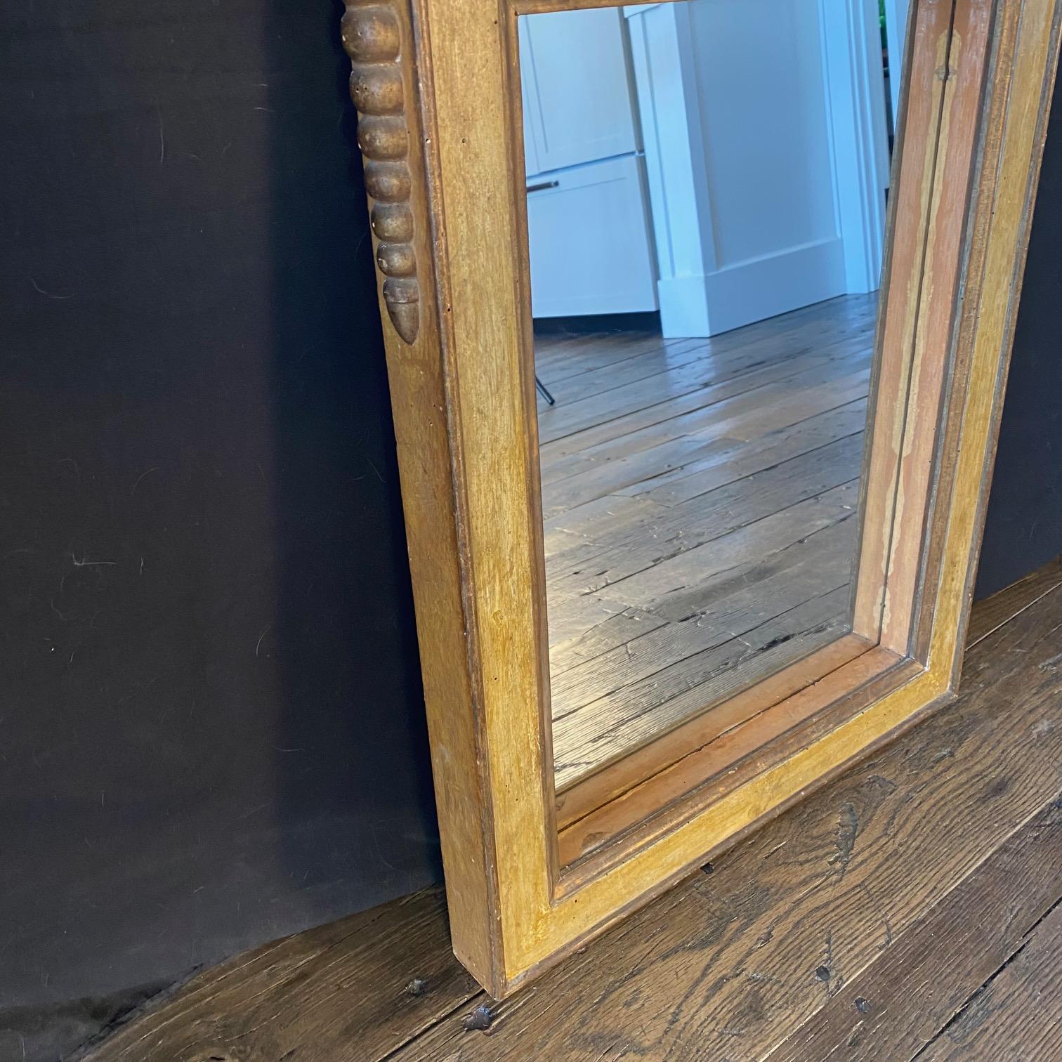 Miroir français du 19ème siècle avec peinture dorée d'origine et crête Regency en vente 1