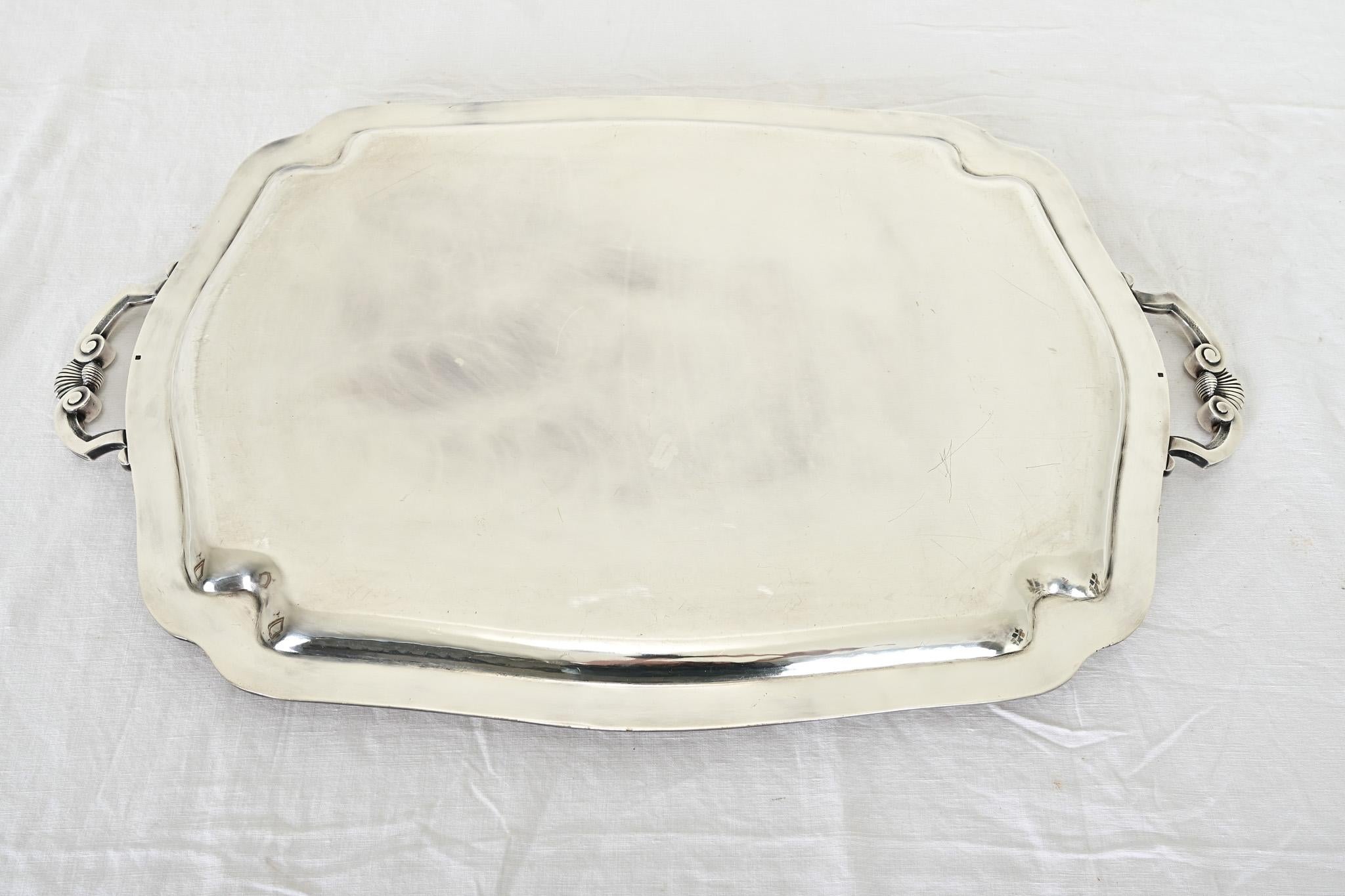 Plateau français du 19ème siècle en métal argenté monogrammé en vente 3