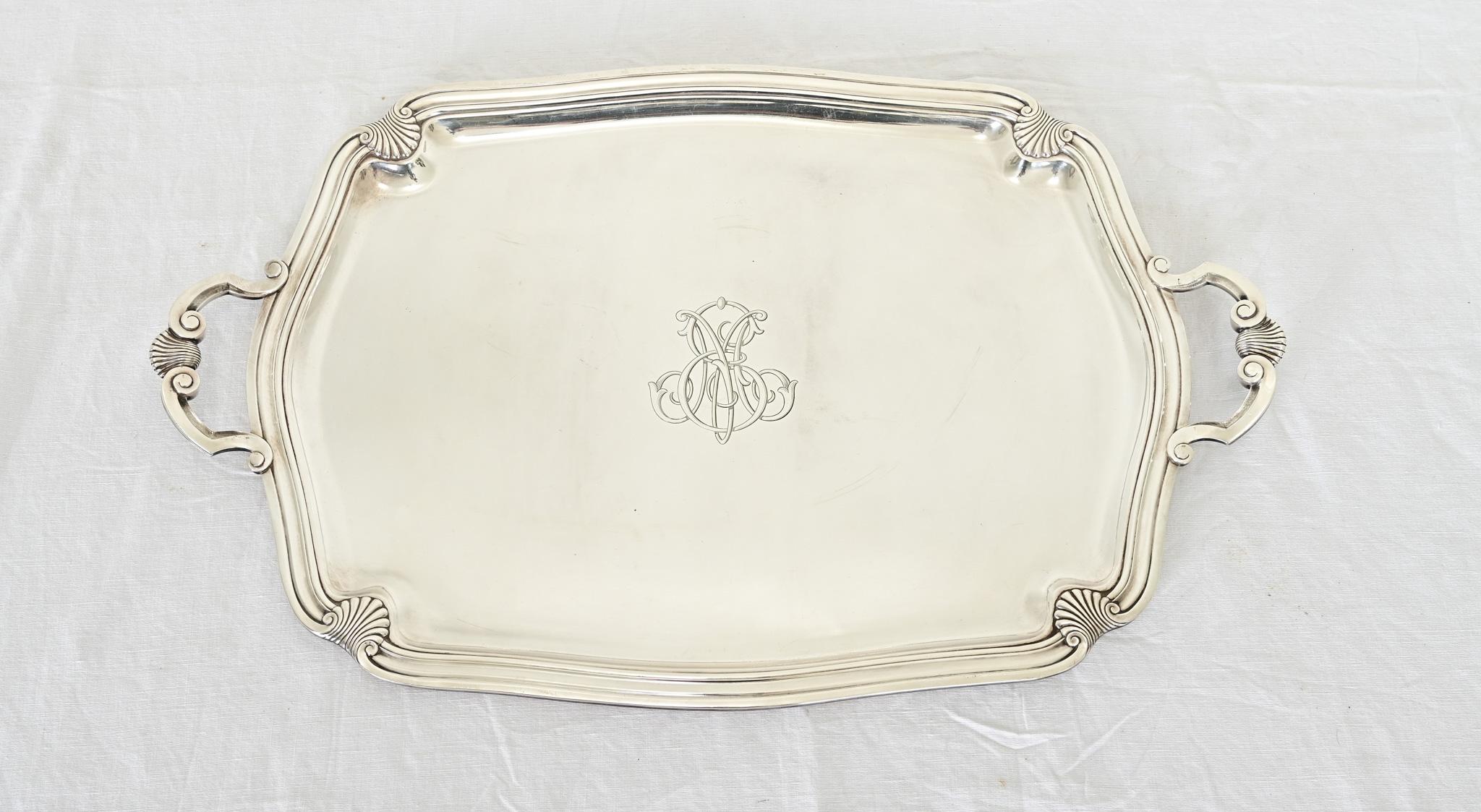 Un plateau glamour en métal argenté français avec un monogramme 