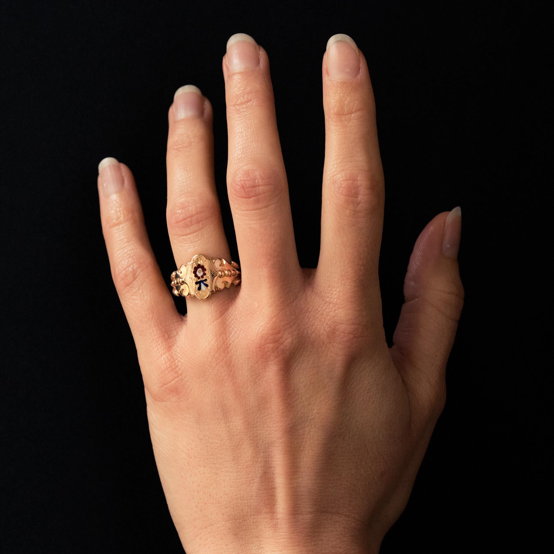 Ring in 18 karat rose gold, horse's head hallmark.
Superb ring, adorned on its top of a cartouche with an enameled and chiseled floral pattern. On both sides a beaded motif comes in the center of a foliage. The ring is faceted.
Height: 13.8 mm,