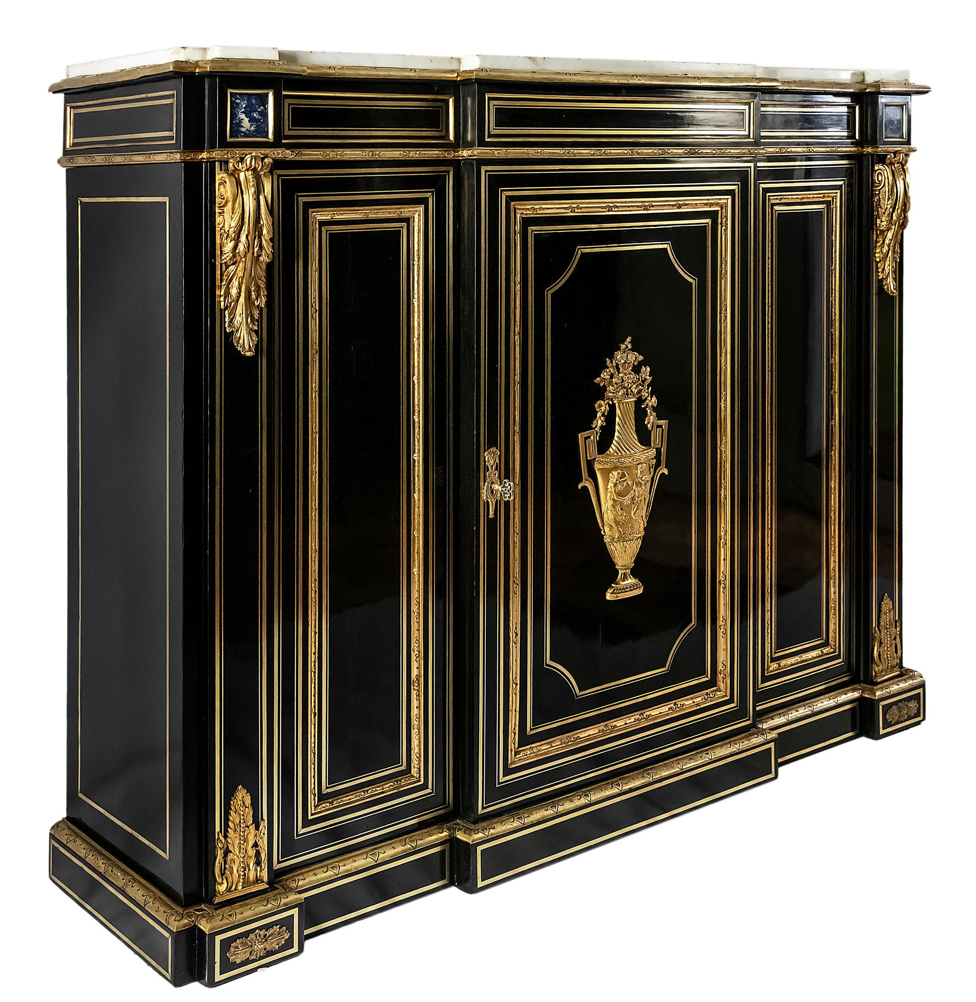 Cabinet français antique Napoléon III.
Le bois a une surface polie de couleur noire, décorée de bandes de laiton incrustées, de détails en bronze à l'extérieur et de lazurite, une pierre naturelle.
À l'intérieur du meuble, il y a deux