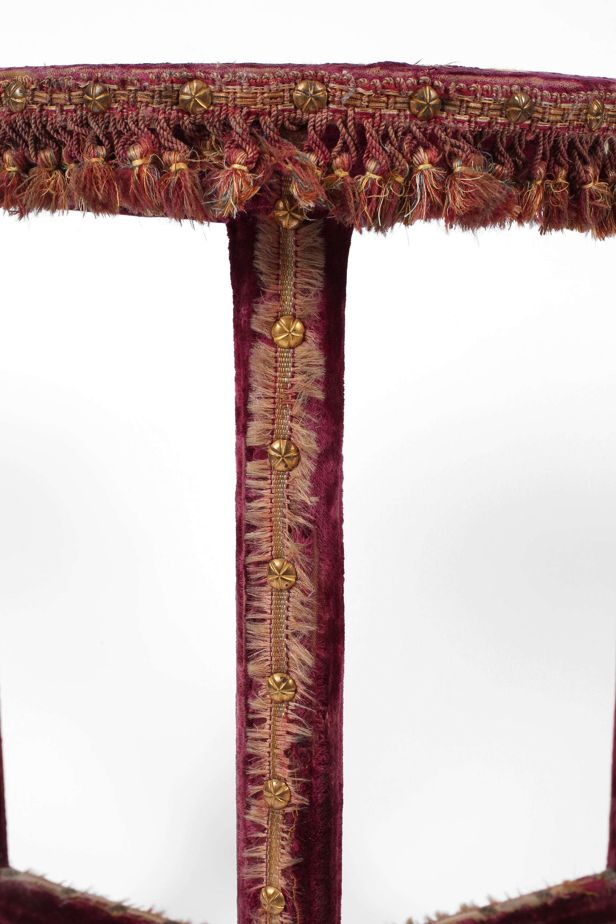 Table d'appoint brodée Napoléon III du XIXe siècle en vente 9