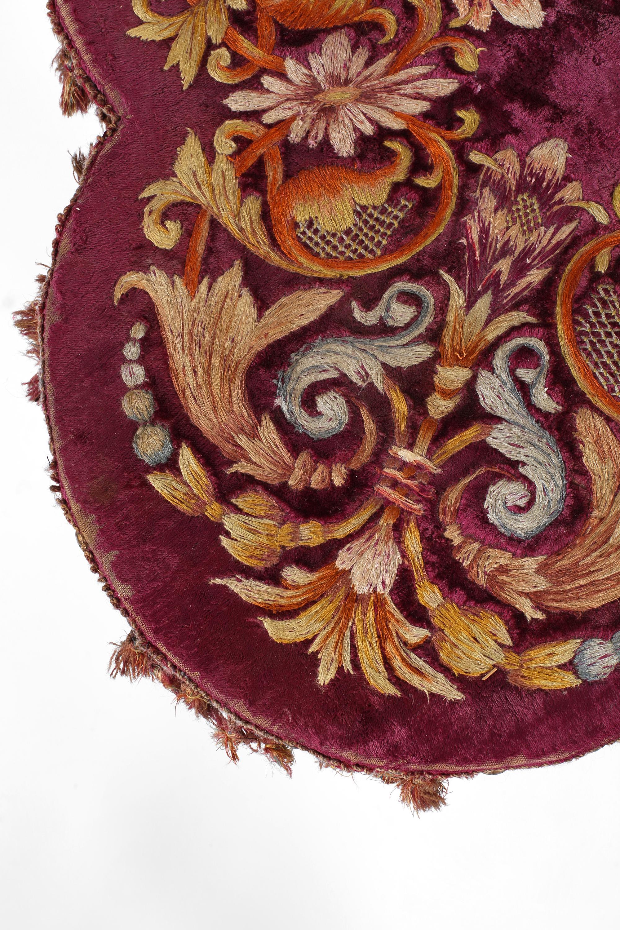 Table d'appoint brodée Napoléon III du XIXe siècle en vente 10