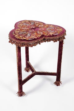 Bestickter französischer Napoleon III.-Beistelltisch aus dem 19. Jahrhundert