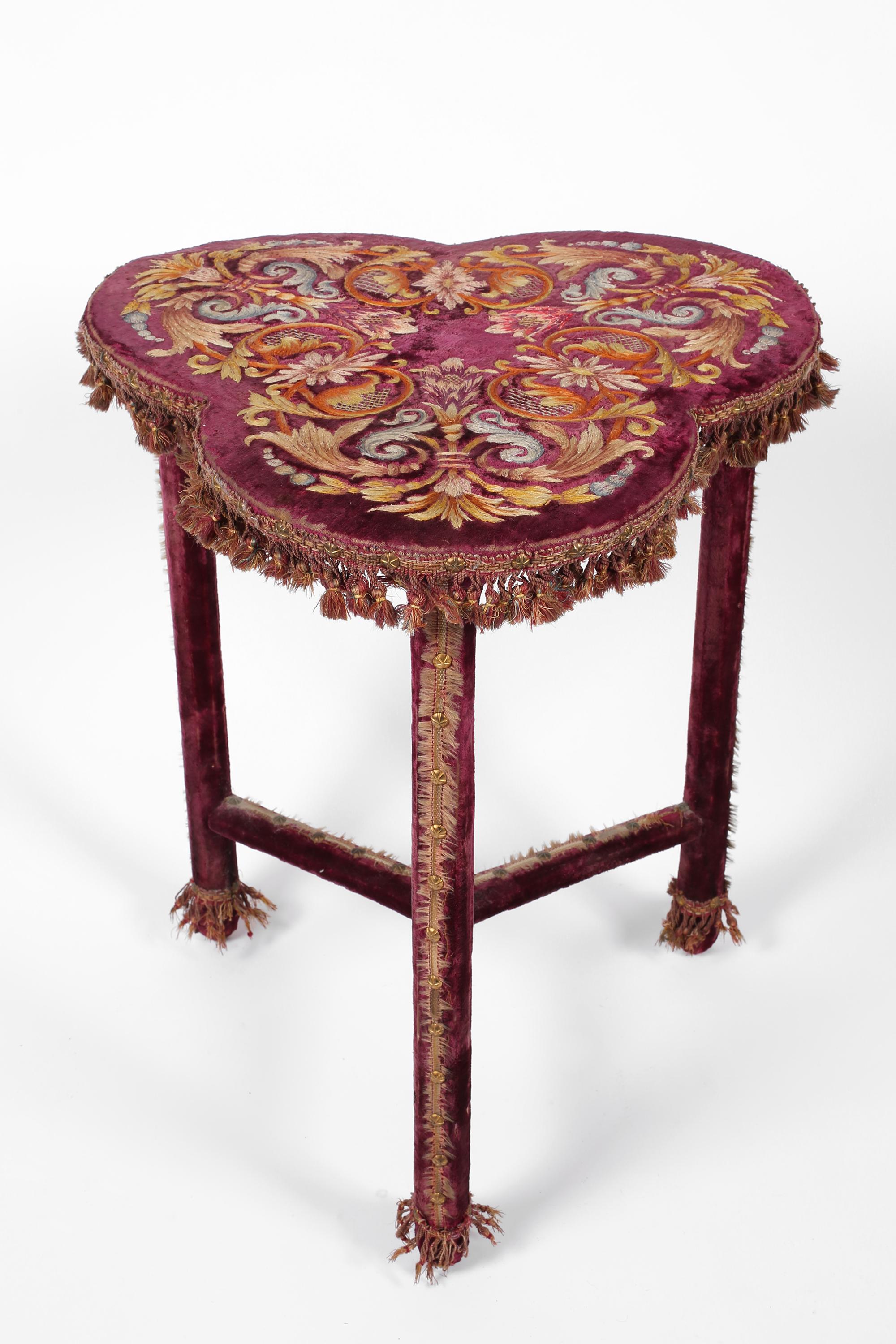 Français Table d'appoint brodée Napoléon III du XIXe siècle en vente