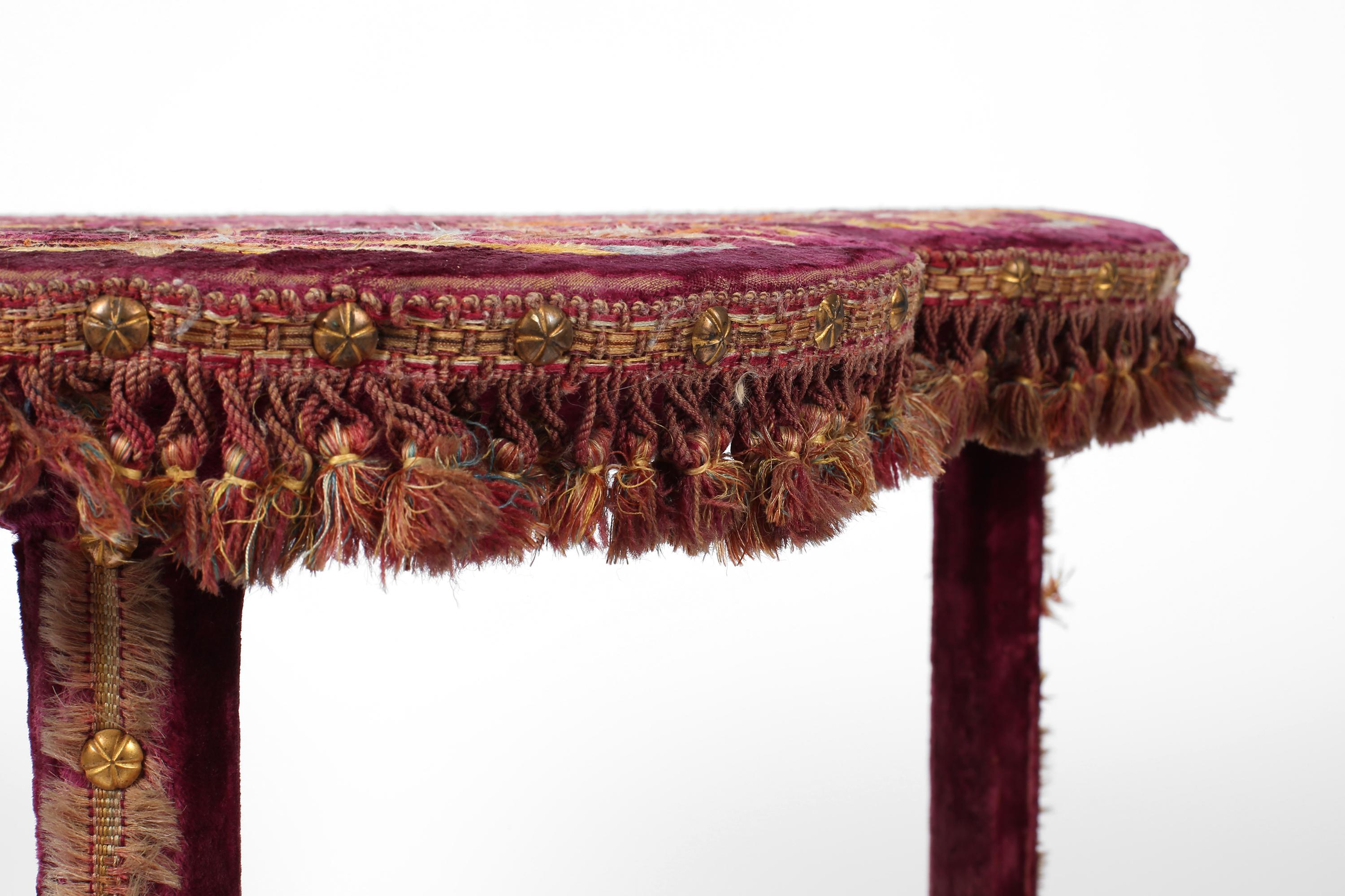 Table d'appoint brodée Napoléon III du XIXe siècle Bon état - En vente à London, GB