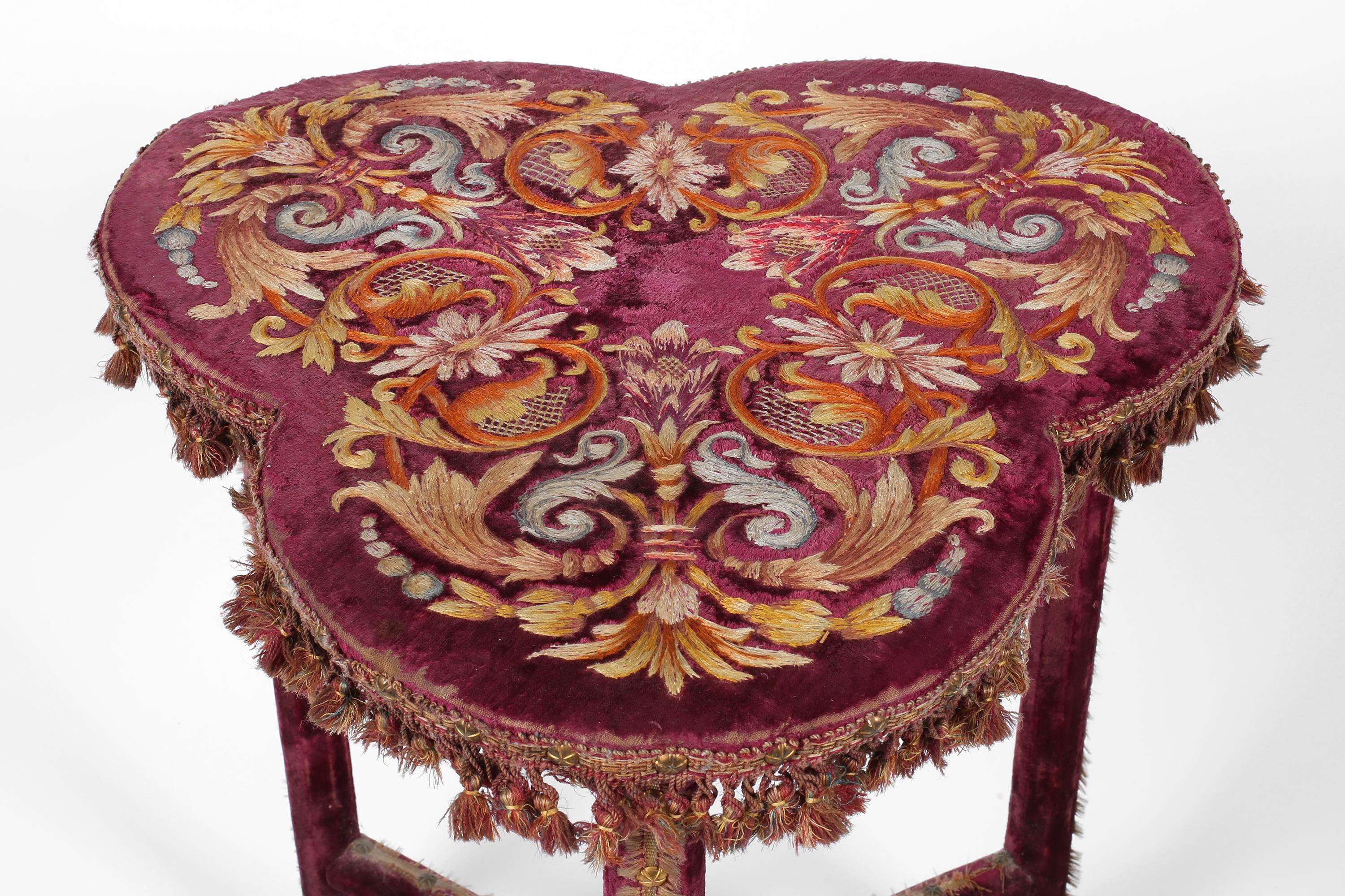 Velours Table d'appoint brodée Napoléon III du XIXe siècle en vente