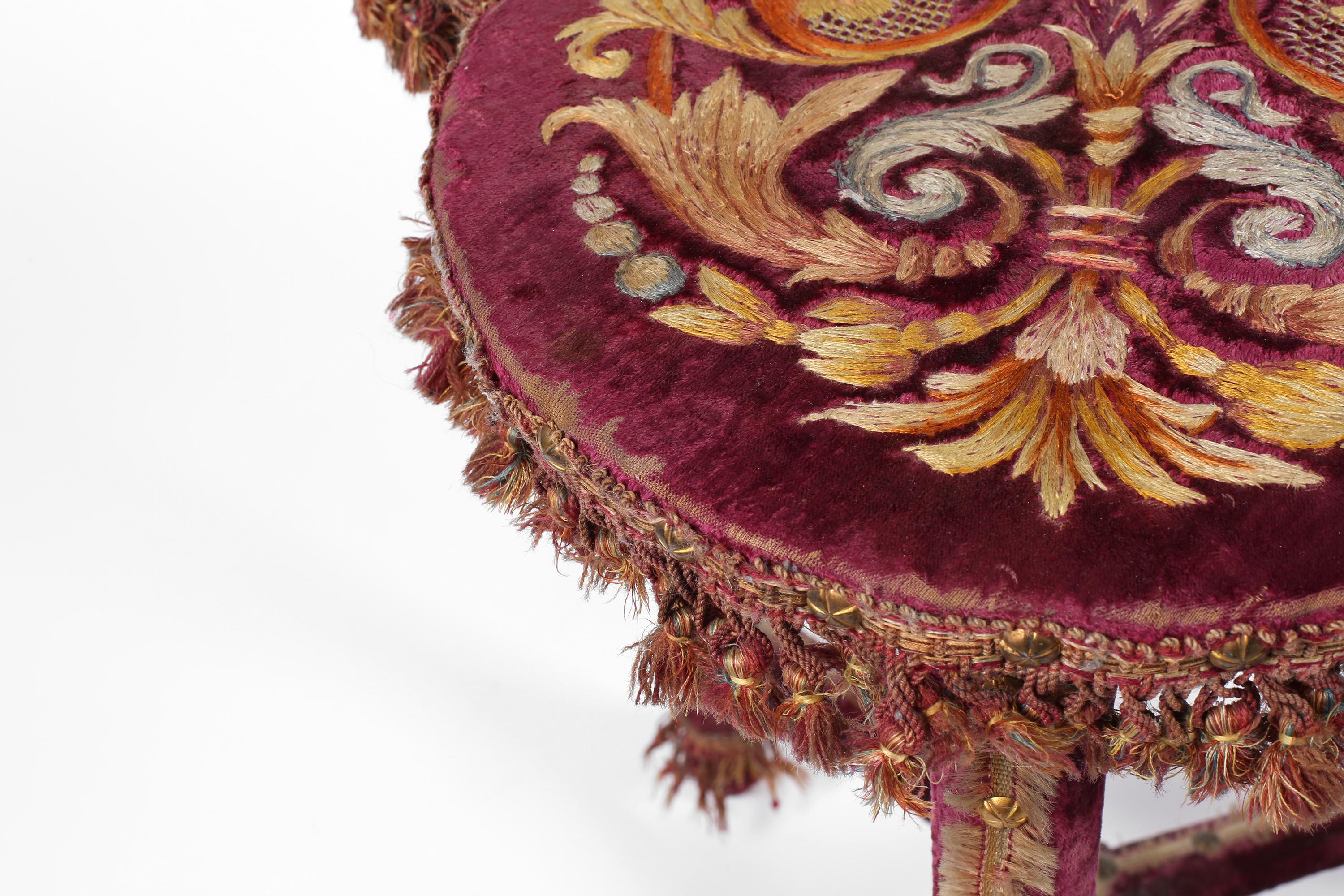 Table d'appoint brodée Napoléon III du XIXe siècle en vente 2