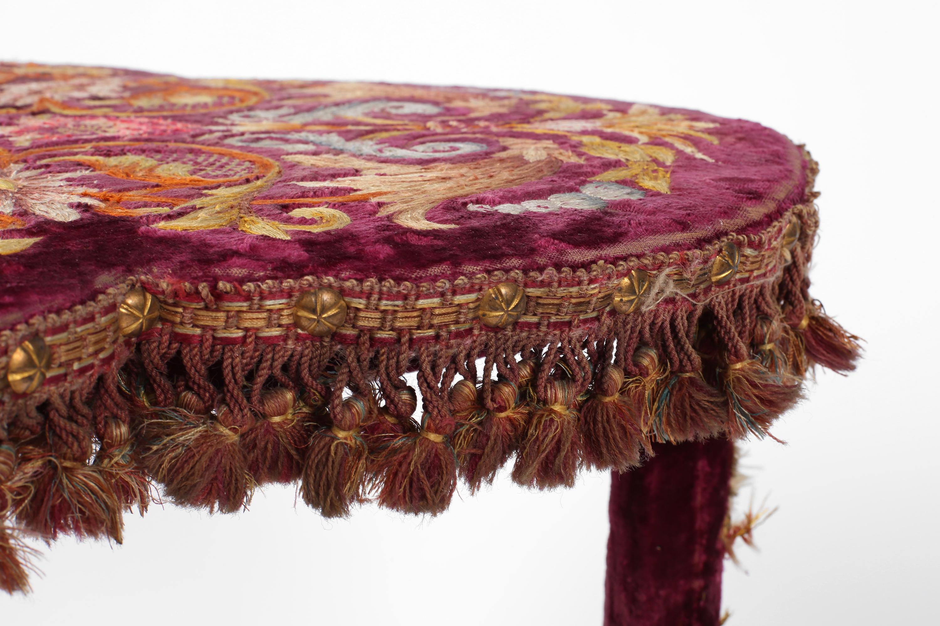 Table d'appoint brodée Napoléon III du XIXe siècle en vente 4